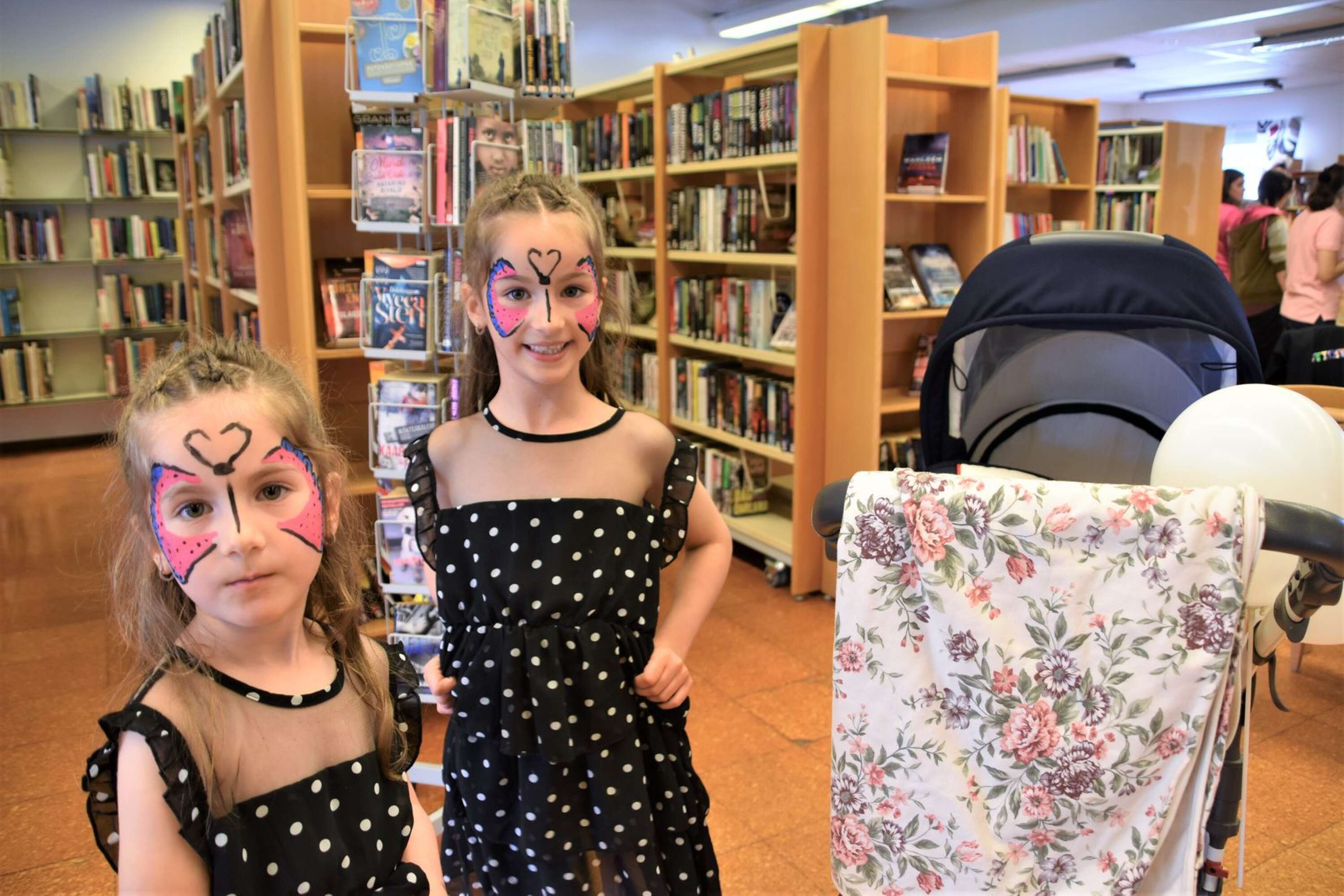 Esila, 4, och Leona, 7, var i Åmotfors med mamma Gentiana  Meziu. De hade gjort varsin ansiktsmålning och på biblioteket väntade de på sitt t--shirttryck. 