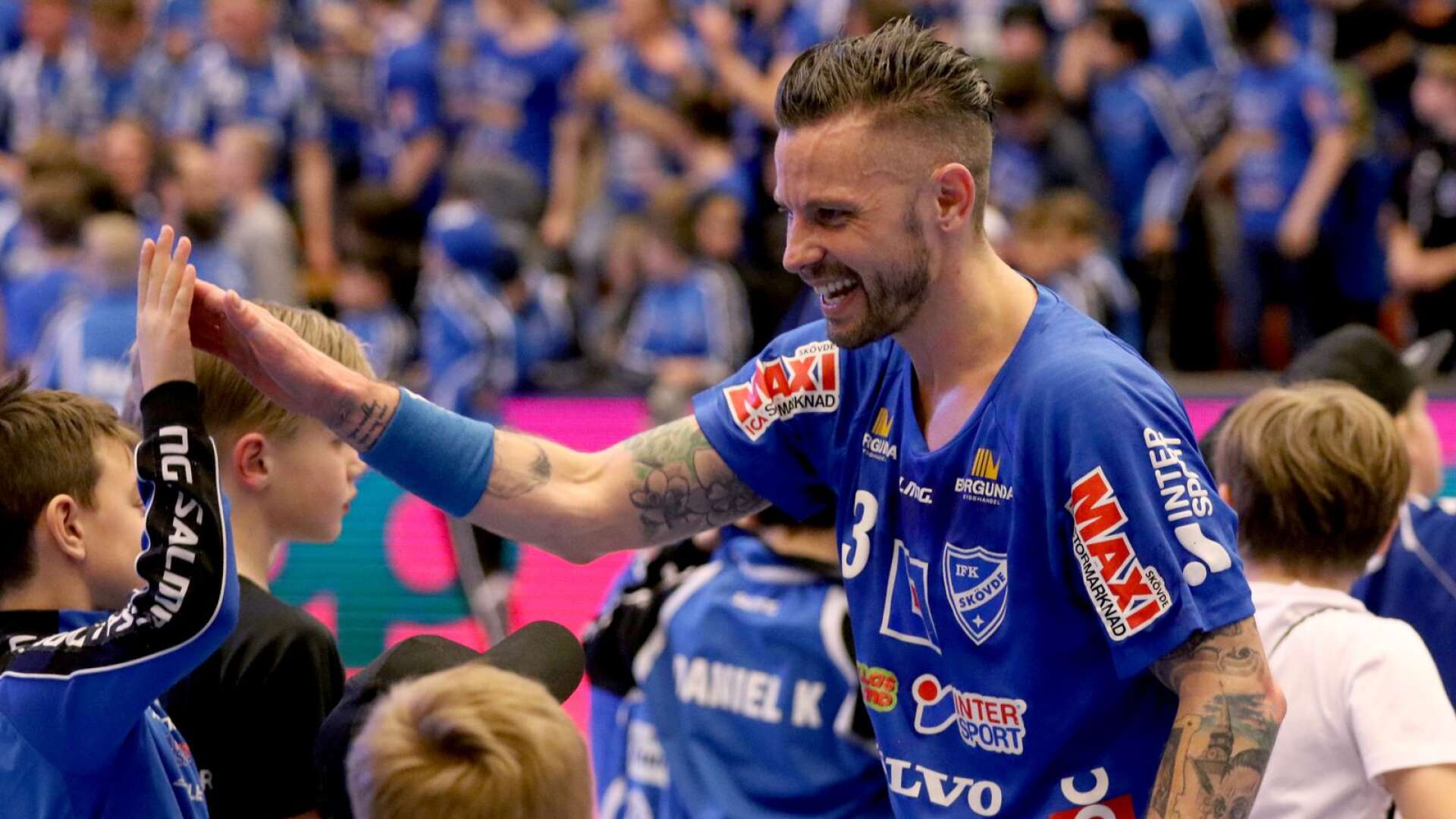 Rasmus Wremer firar efteråt. IFK Skövde stod som segrare i det första kvartsfinalmötet med Lugi HF.