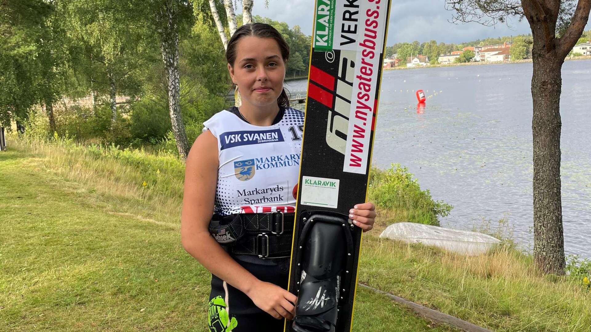 Ella Björlin, Borgviks vattenskidklubb, fick med sig fyra silver i SM. Nu är hon på plats i Spanien för att köra EM.