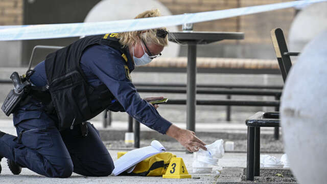 Fyra personer hittades med skottskador i Farsta i södra Stockholm på lördagen.
