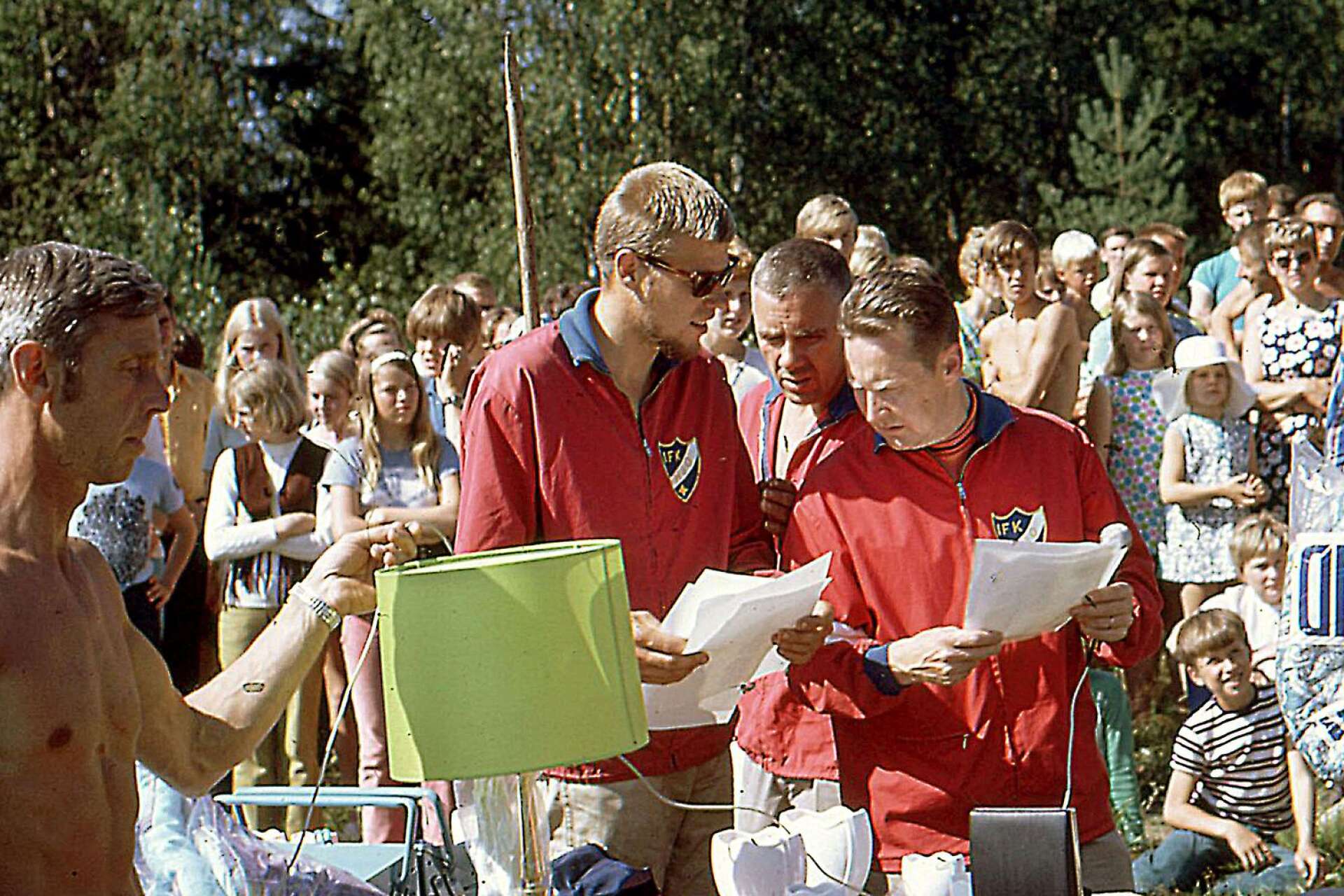 Vem vann orienteringen? Kalle Bergstrand, Axel Häll och Yvon Holmbäck funderar.