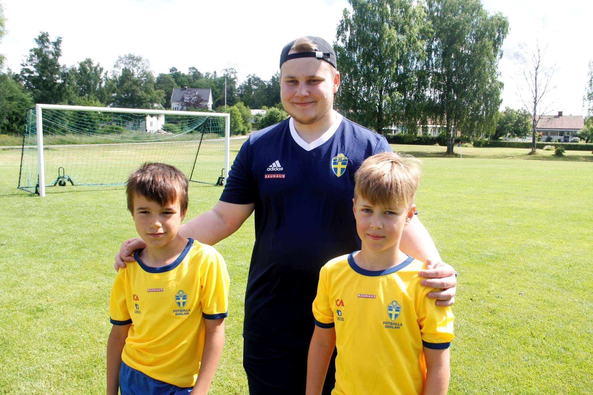 Ledaren Eddie Kry spelar fotboll i Tösse IF. Här poserar han tillsammans med Elias Karlsson och William Appelgren.