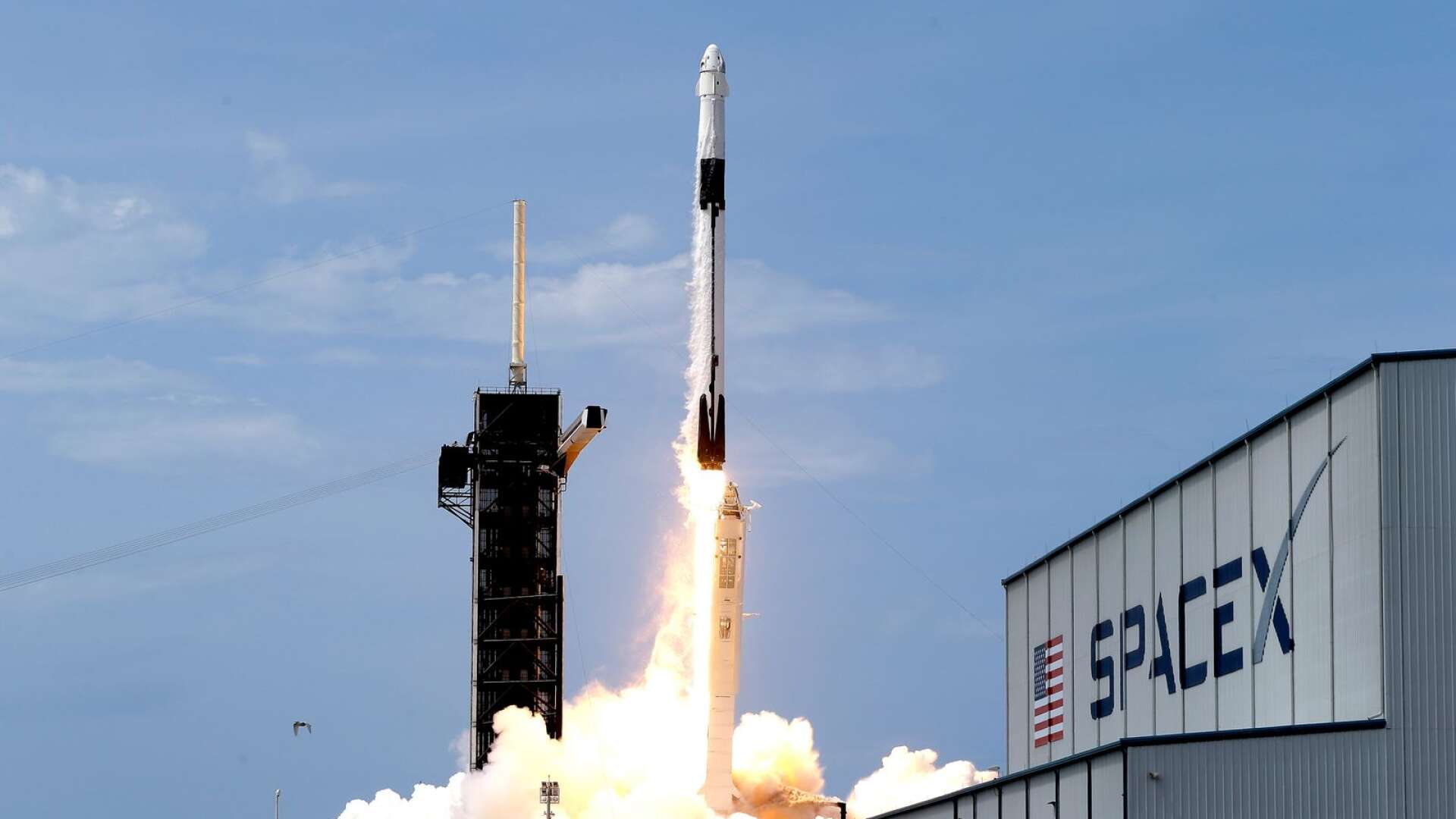 SpaceX:s bemannade Dragonkapsel lyfter från startplatsen 39A på Kennedy Space Center.