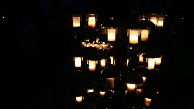 Gravljus vid Nykroppa kyrka påminner om dem vi mist och saknar.