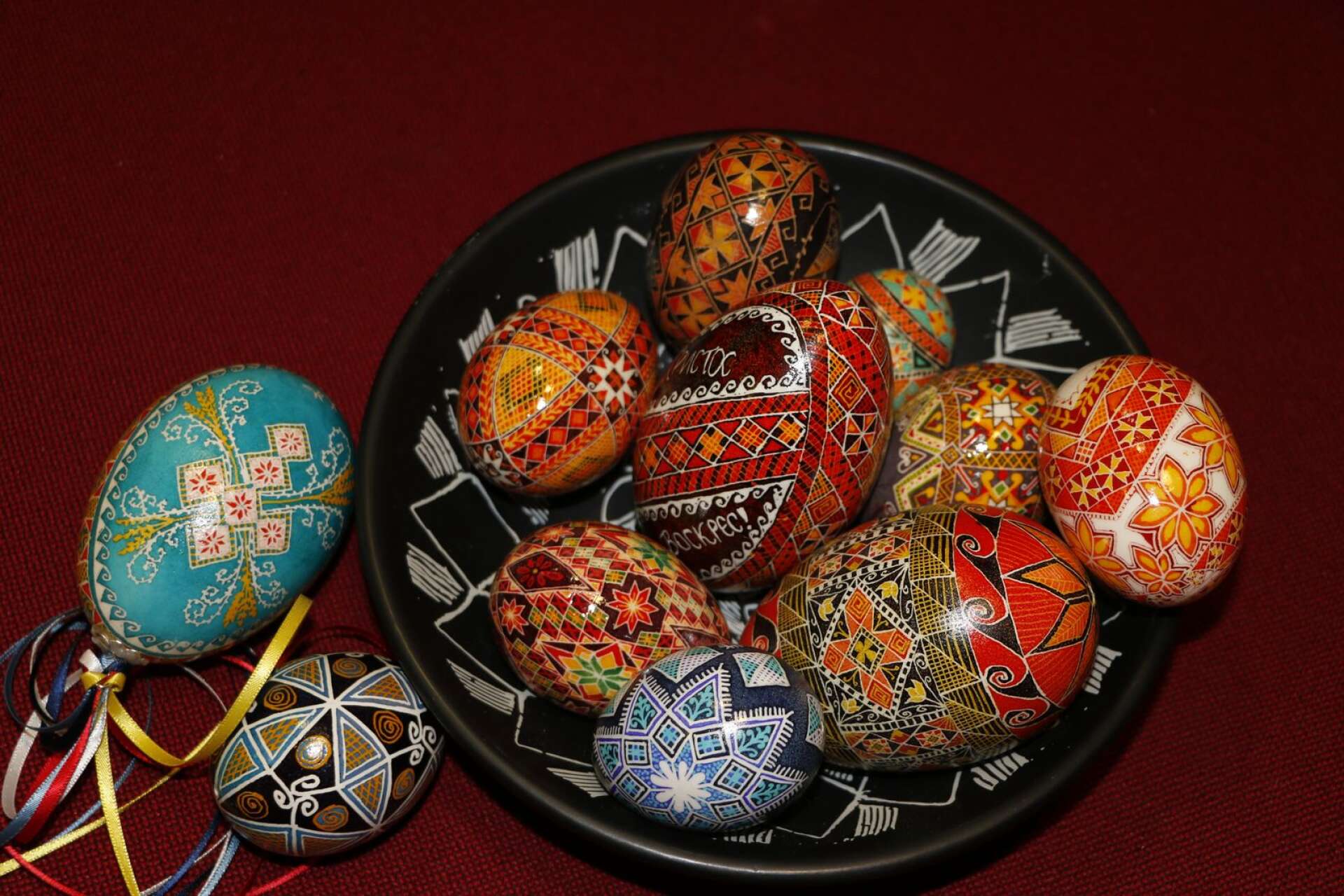 En utställning av de ukrainska/slaviskt målade äggen pågår nu i Stadsbiblioteket.