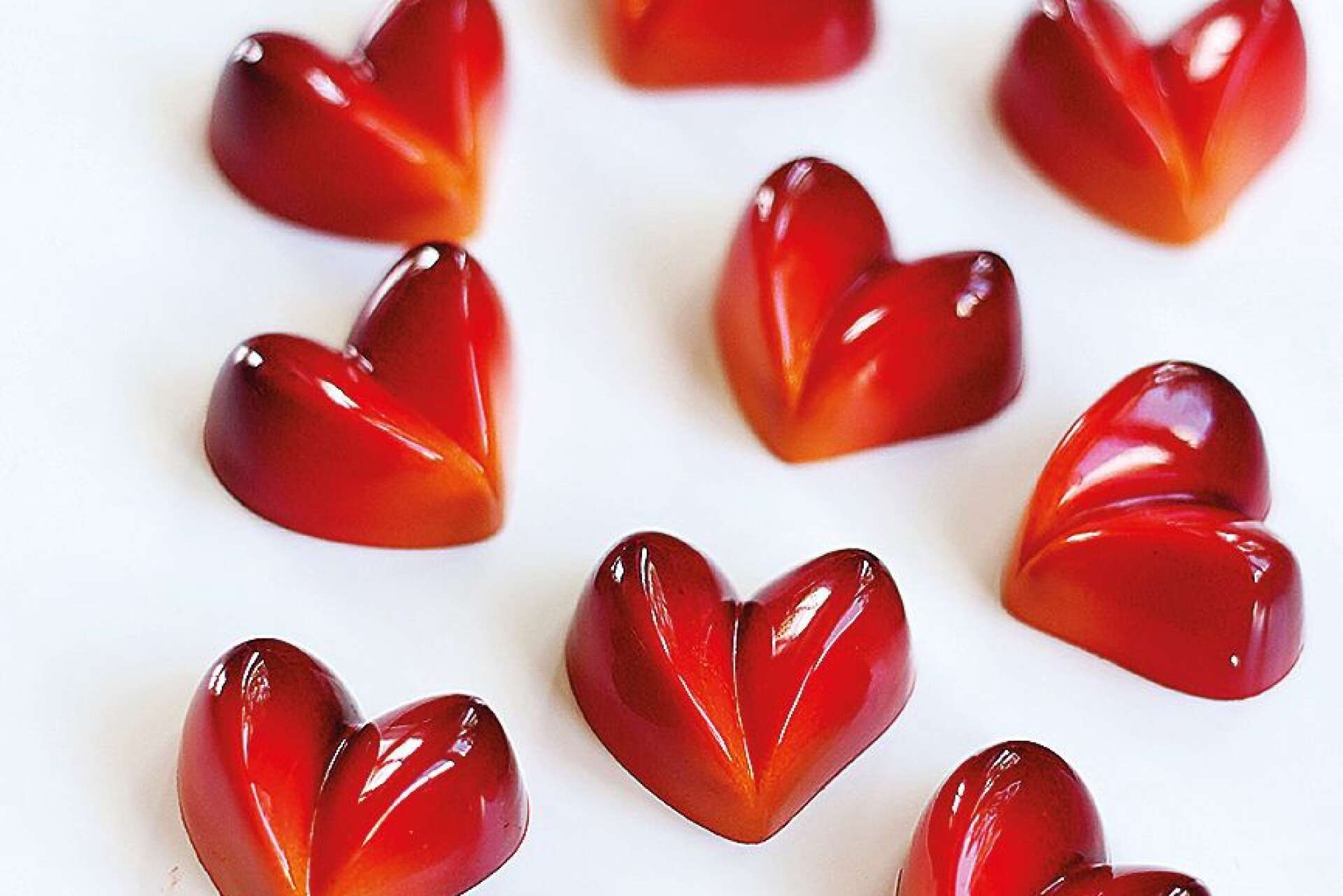 HJÄRTAN. Hjärtpralinerna med passionfrukt är inte bara vackra utan också försvinnande goda.
Foto: Bianca Kiel