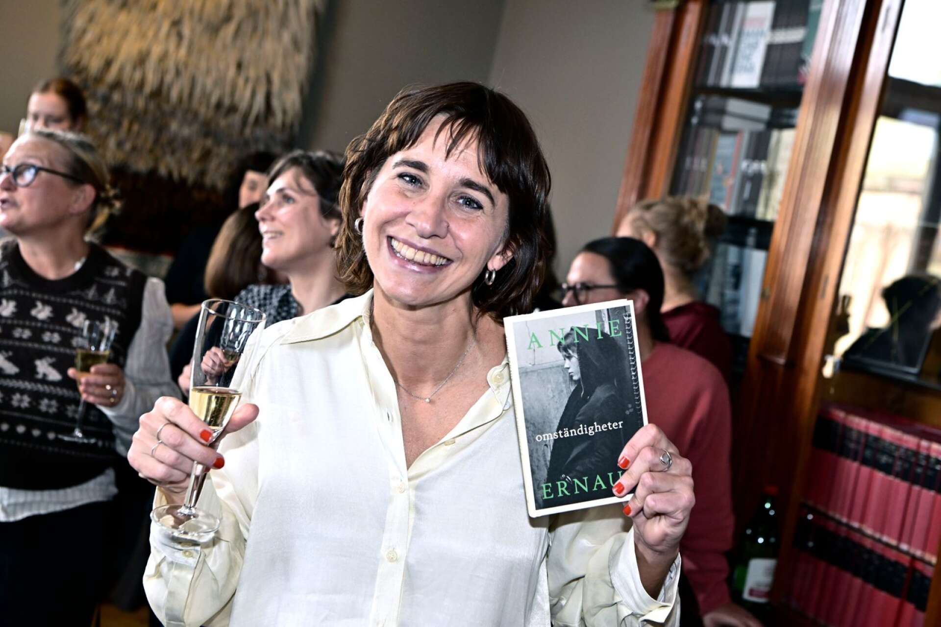 Den svenska förläggaren Lisa Lindberg skålar och firar priset på Norstedts förlag.