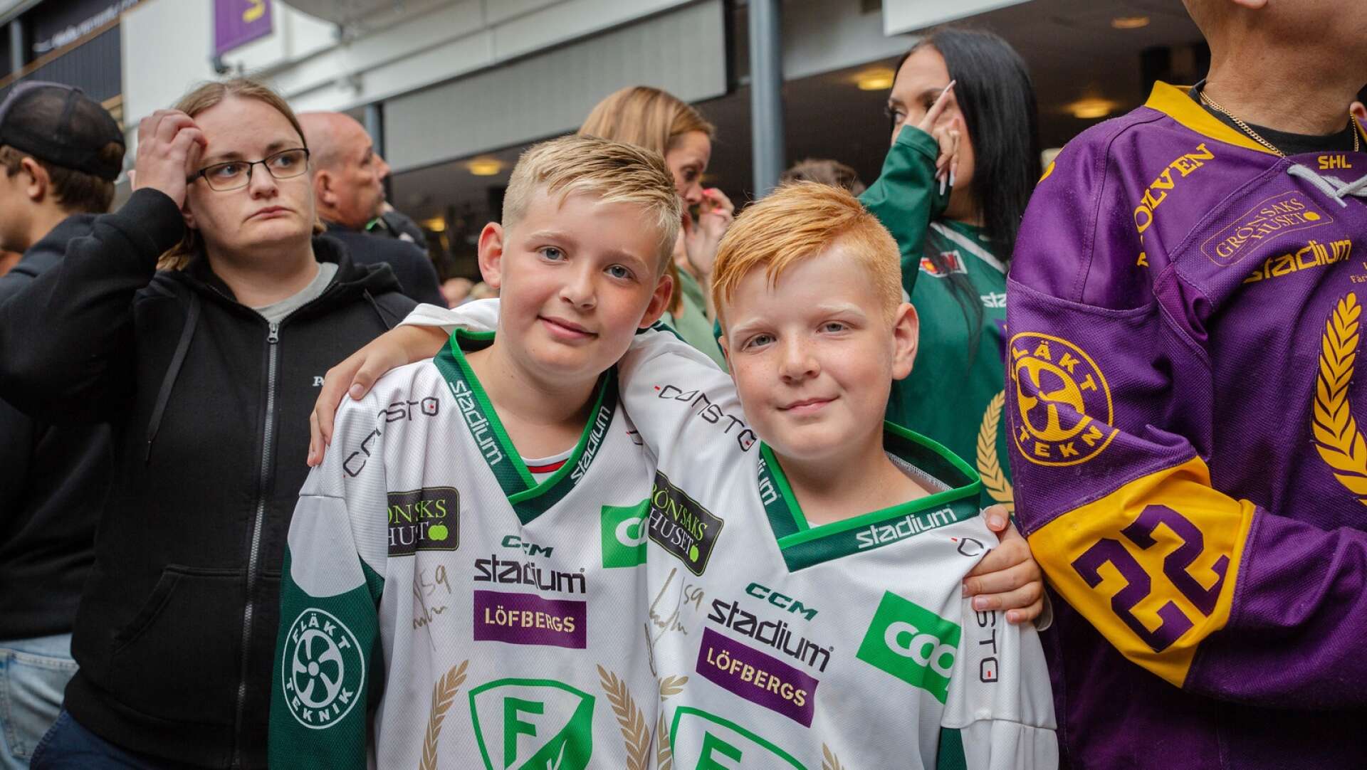 Ludvig och Isak är på plats i Löfbergs Arena. 