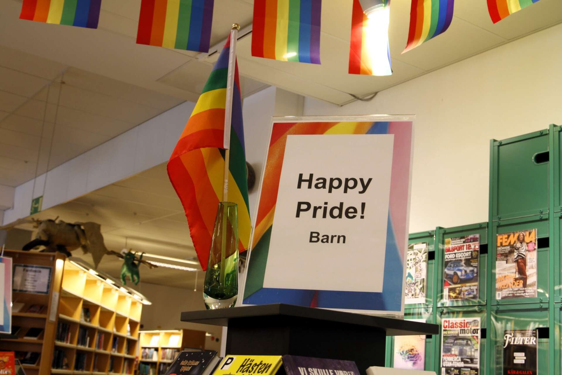 Pridepynt på Karlskoga bibliotek.