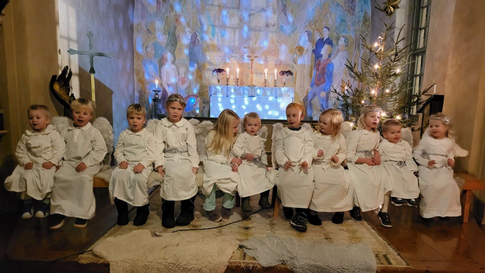 Änglaspel i Gåsborns kyrka. Ett tiotal barn från bygden sjöng traditionella barnvisor till åhörarnas stora förtjusning. 