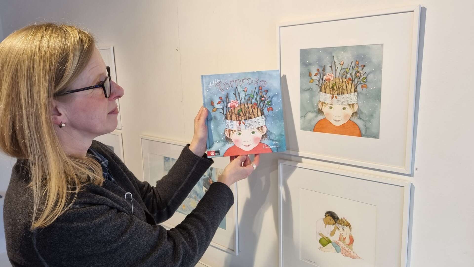 Ane Gustavsson visar sina illustrationer hos Per-Inge Fridlunds Galleri Pi. Det är illustrationer ur böcker hon medverkat i.
