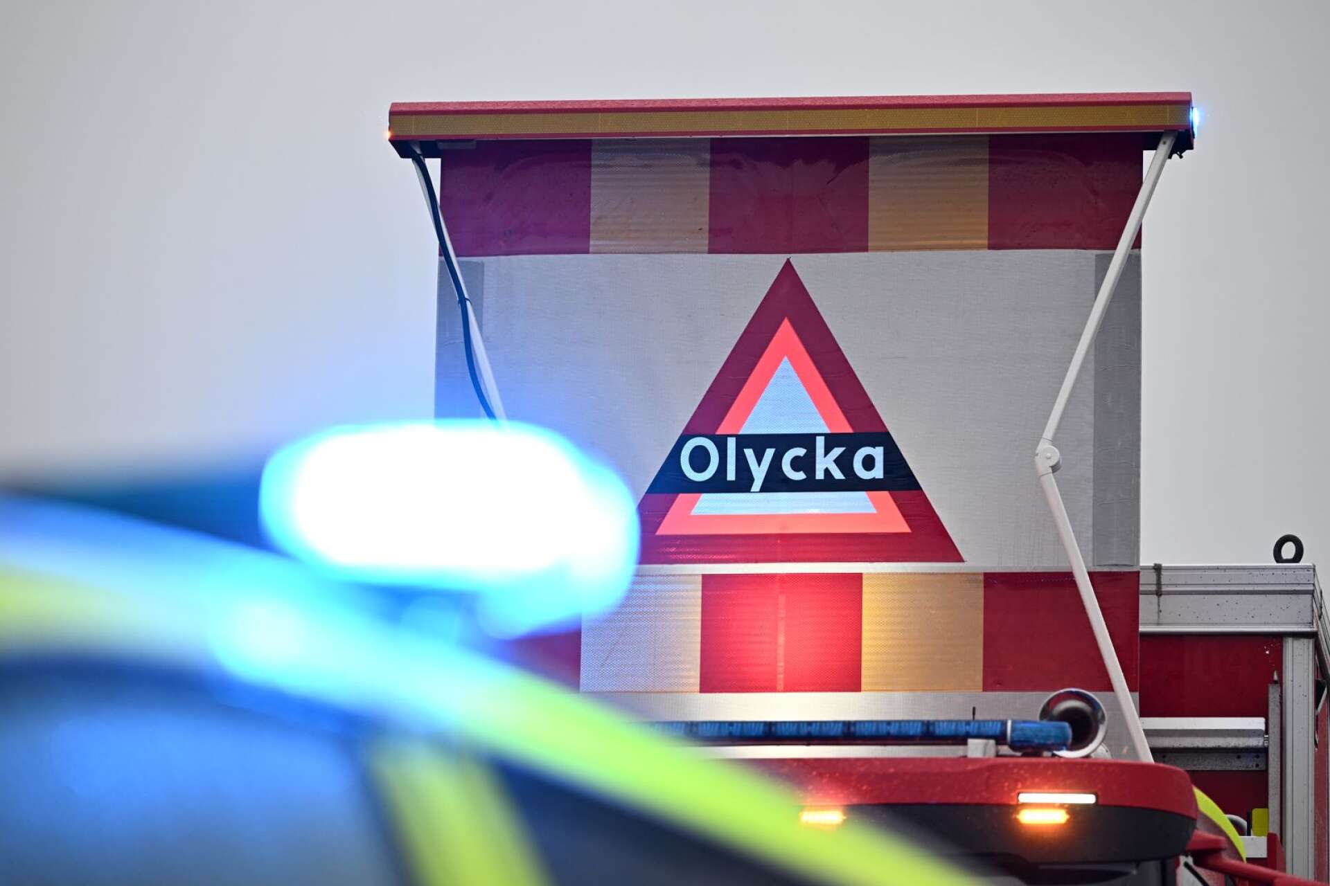 Två bilar har krockat på E45 i Åmål. En kvinna skadades och har förts till sjukhus./GENREBILD