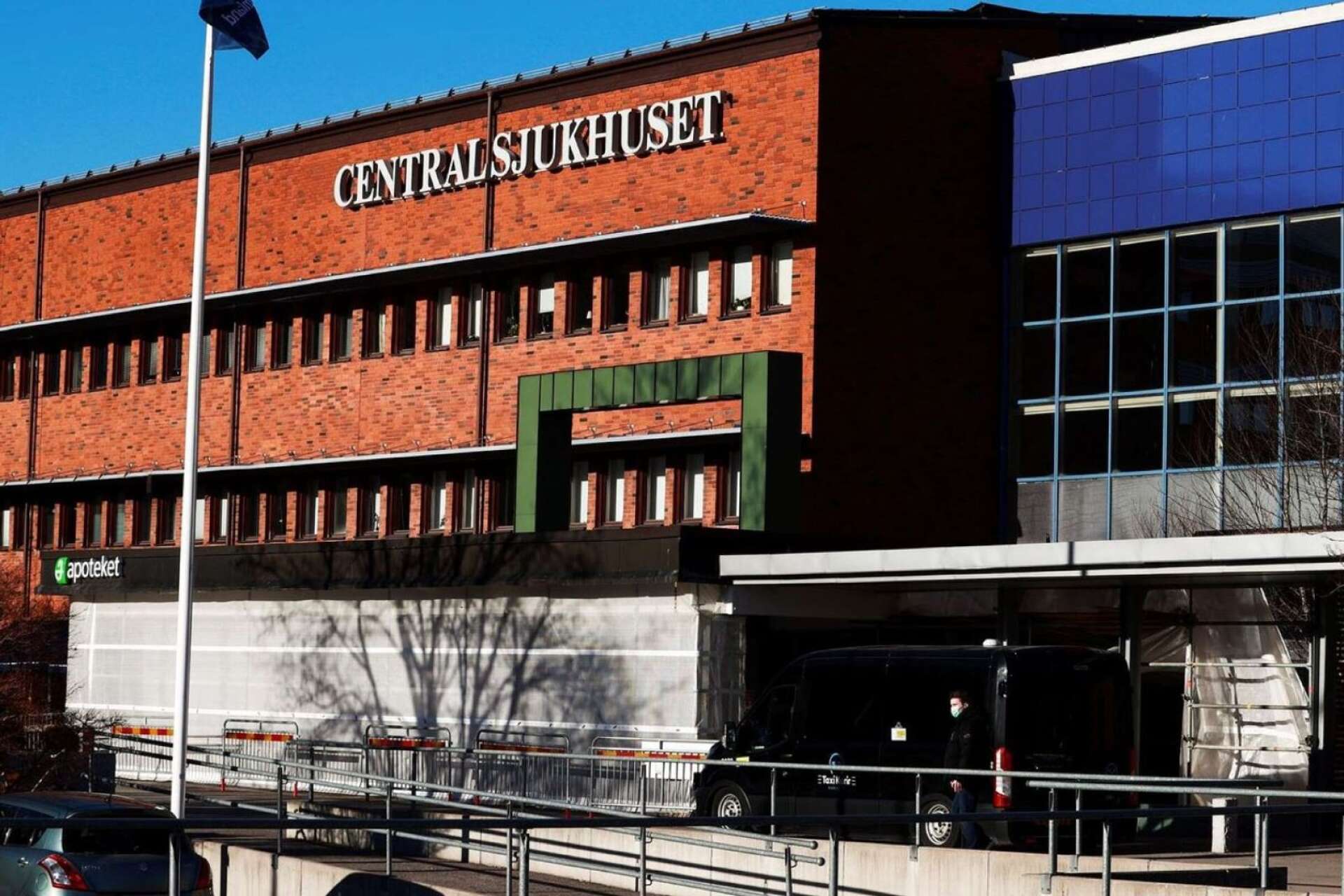 Vid en operation på Centralsjukhuset i Karlstad fick en kvinna livshotande skador.