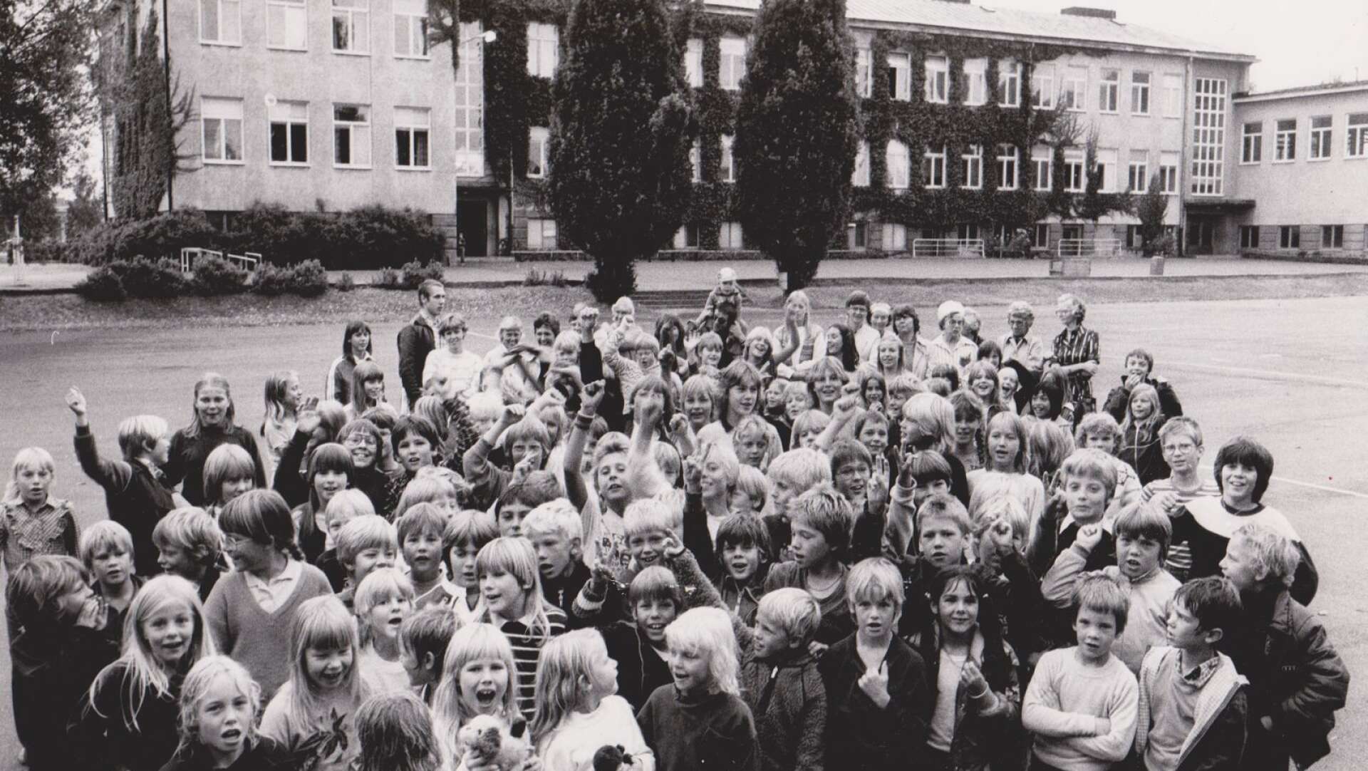 En bild från 18 september 1984 där elever gläds åt att Västerstrandsskolan räddats undan nedläggning.