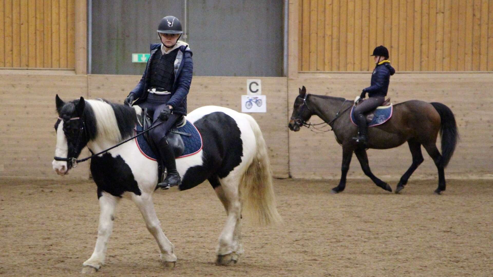 Cecilia Wikström och Stella Hansson lägger många timmar på Töreboda hästklubb. I akademin för ponny finns möjlighet att med en ridskolehäst förbereda sig för tävling.
