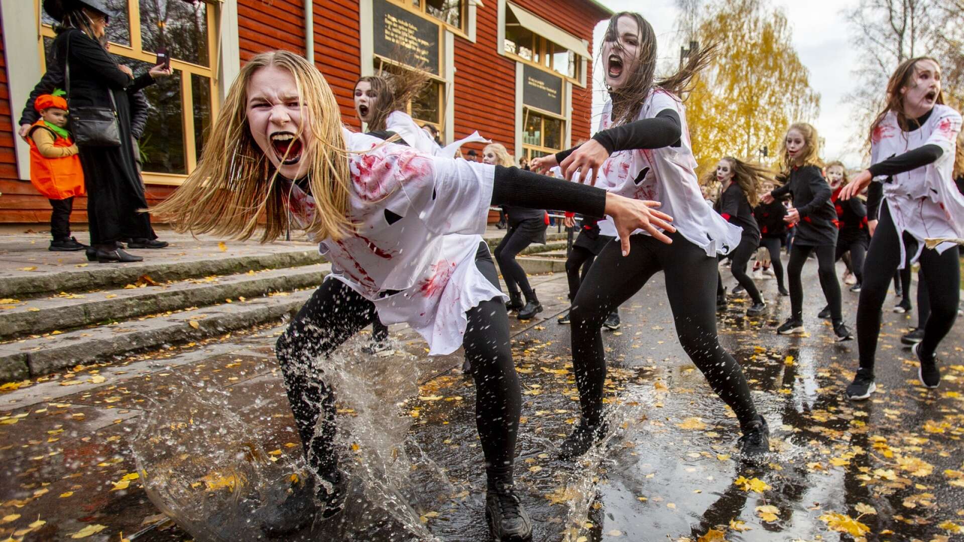 Den årliga halloweenparaden i Karlstad lockade både många deltagare och åskådare under lördagen.