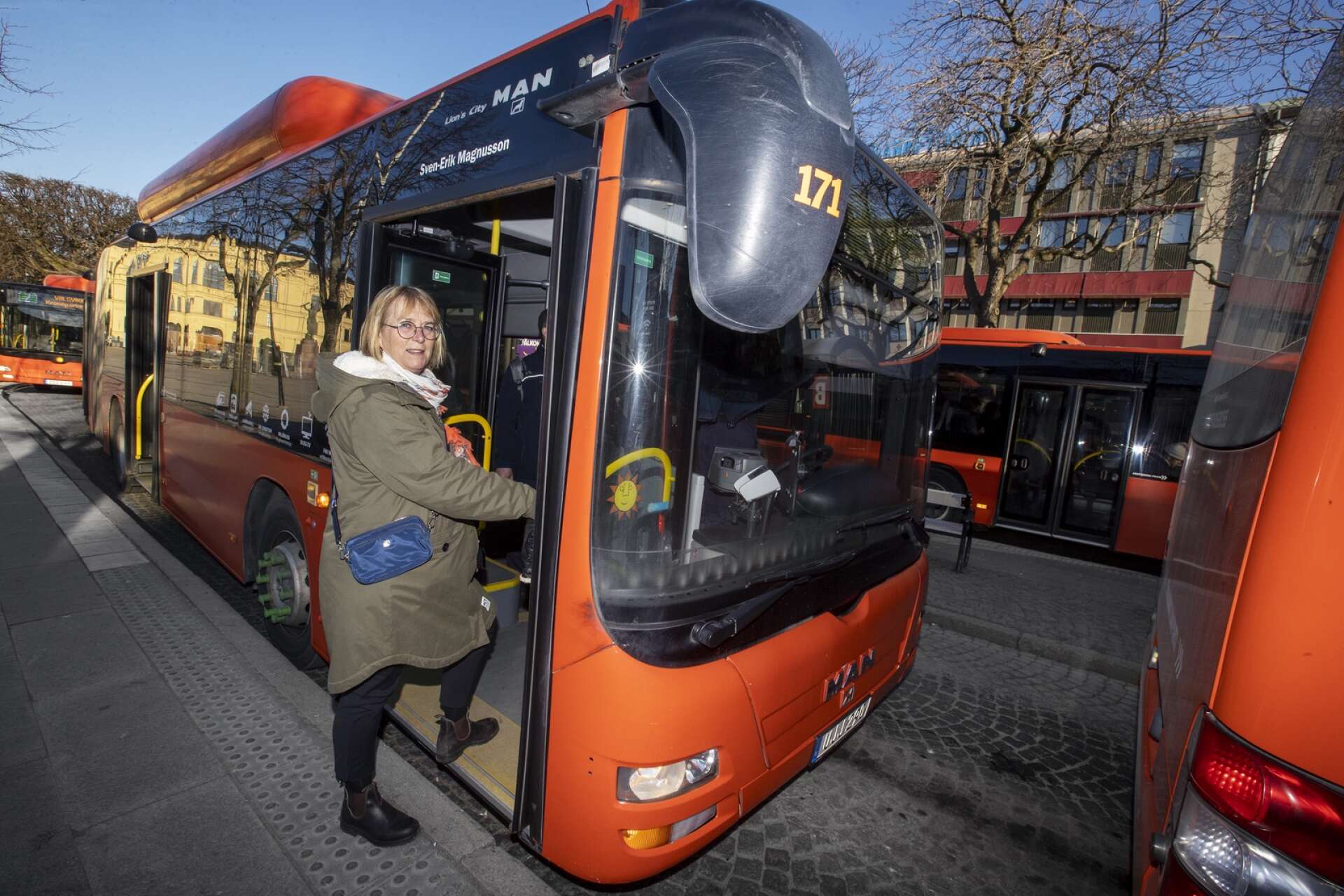 Bussen är ett bra alternativ för miljön och resan blir en avslappnande stund. Anette Persson kliver på bussen.