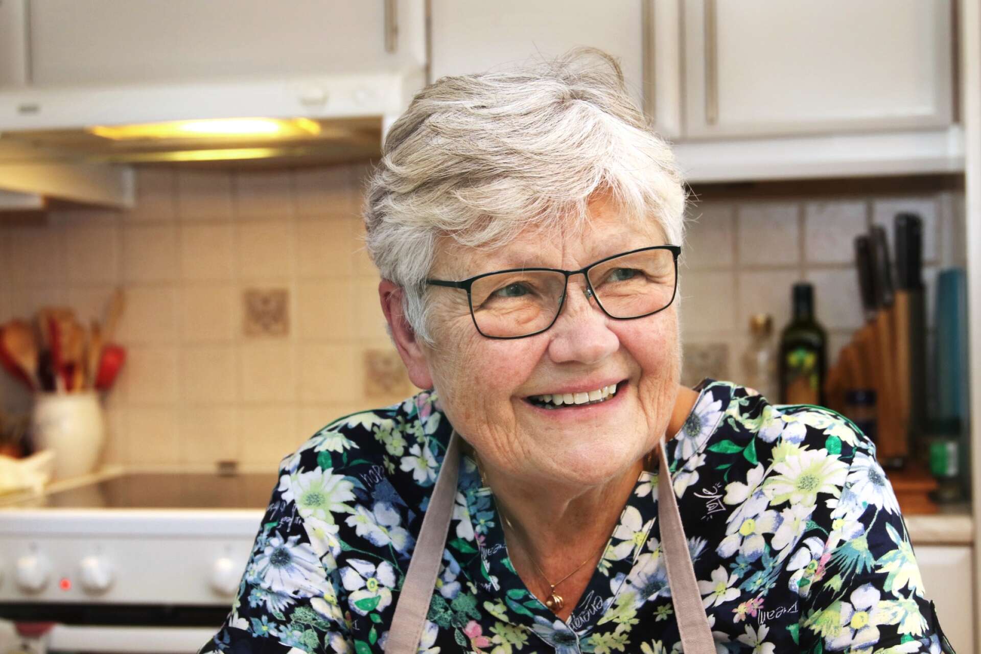 Marianne Johansson är en glad pensionär som gärna lyxar till maten på helgen lite extra om det så må vara med lite finare dukning och tända ljus.