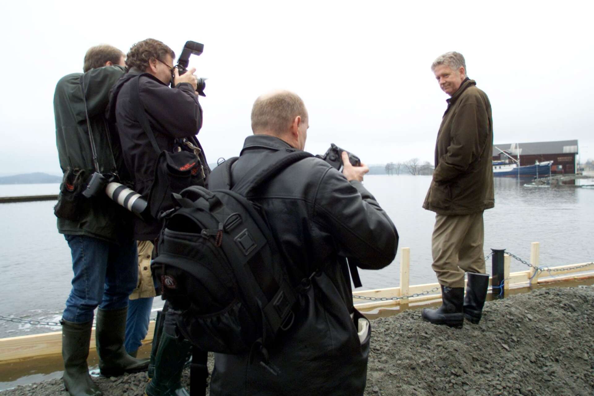Miljöminister Kjell Larsson kom till Arvika på blixtvisit den 15 november 2000. Inte för att ge några besked utan för att informera sig om läget. Han kunde konstatera att vattnet i Glafsfjorden fortsatte att stiga.