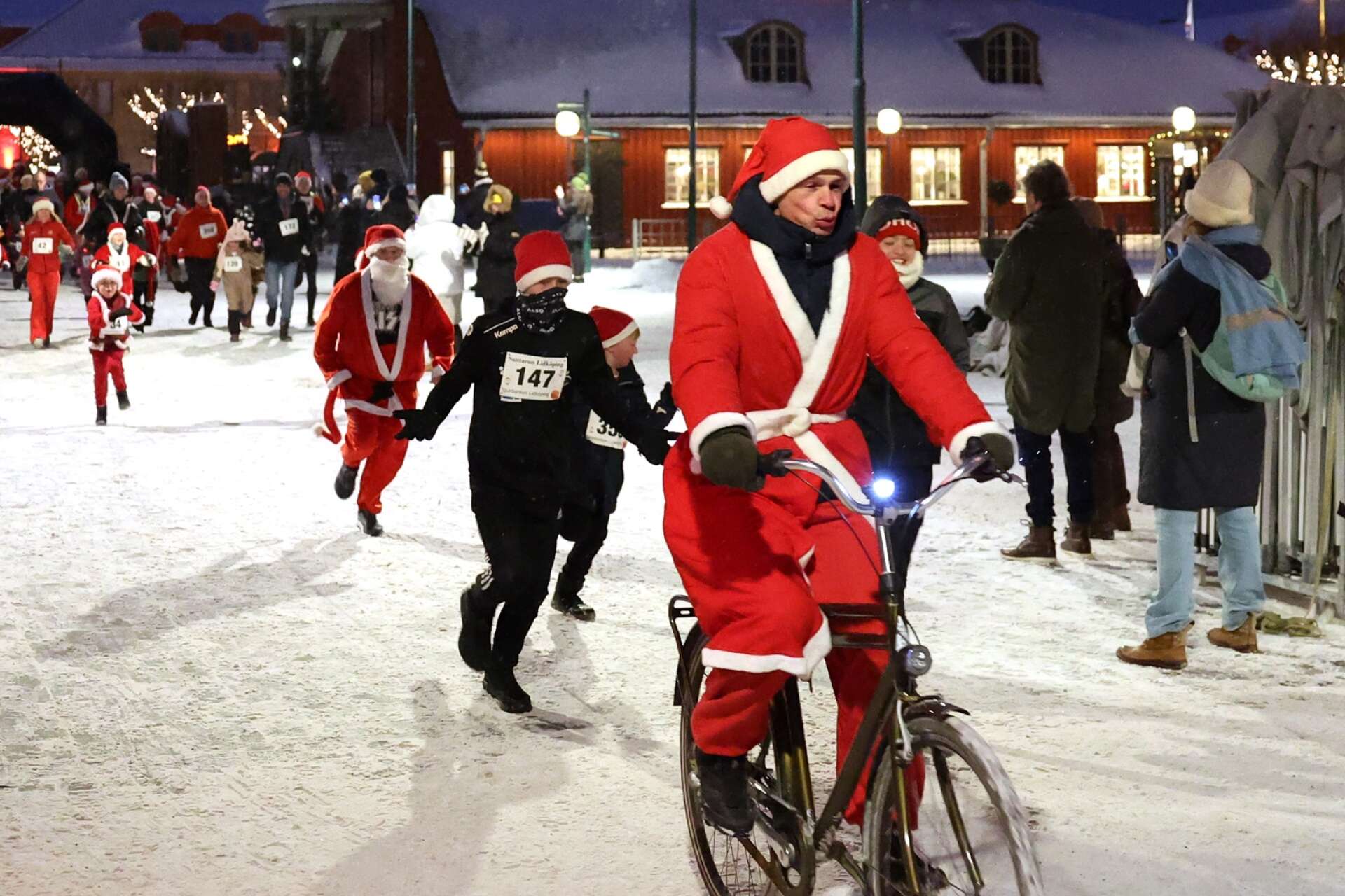 Loppet leddes av en cyklande jultomte. 