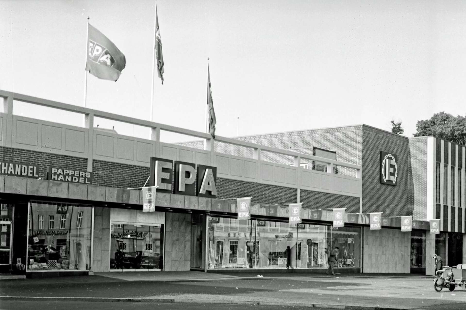 Allt är klart för invigning i juni 1967. Varuhus, restaurang och eget bageri ingick i bygget. Samtidigt öppnade Stenbecks bokhandel där det nu är apotek. 