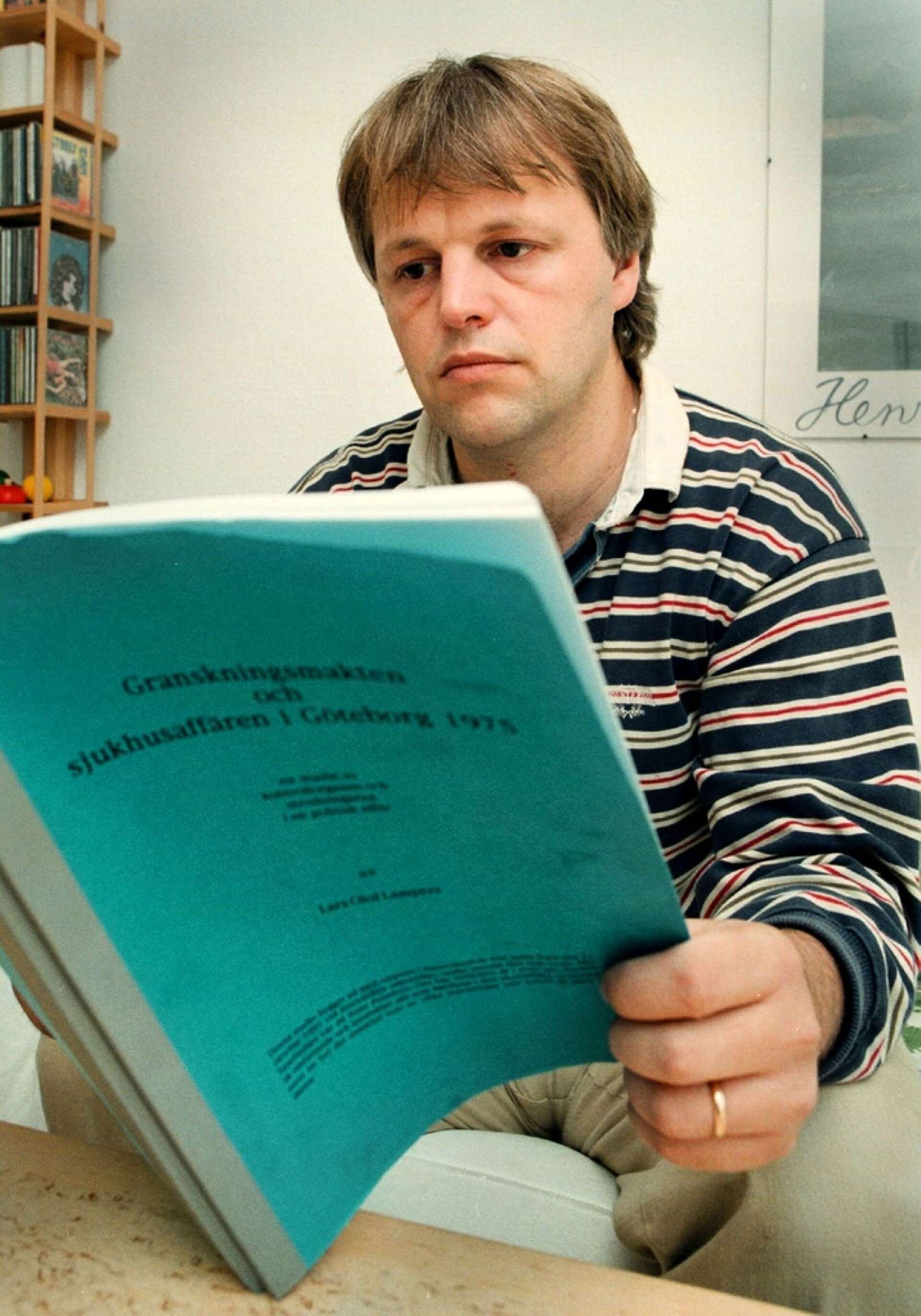 Efter studietiden arbetade Lars-Olof Lampers på justitiedepartementet. Han forskade bland annat om den svenska åsiktsregistreringen under efterkrigstiden.