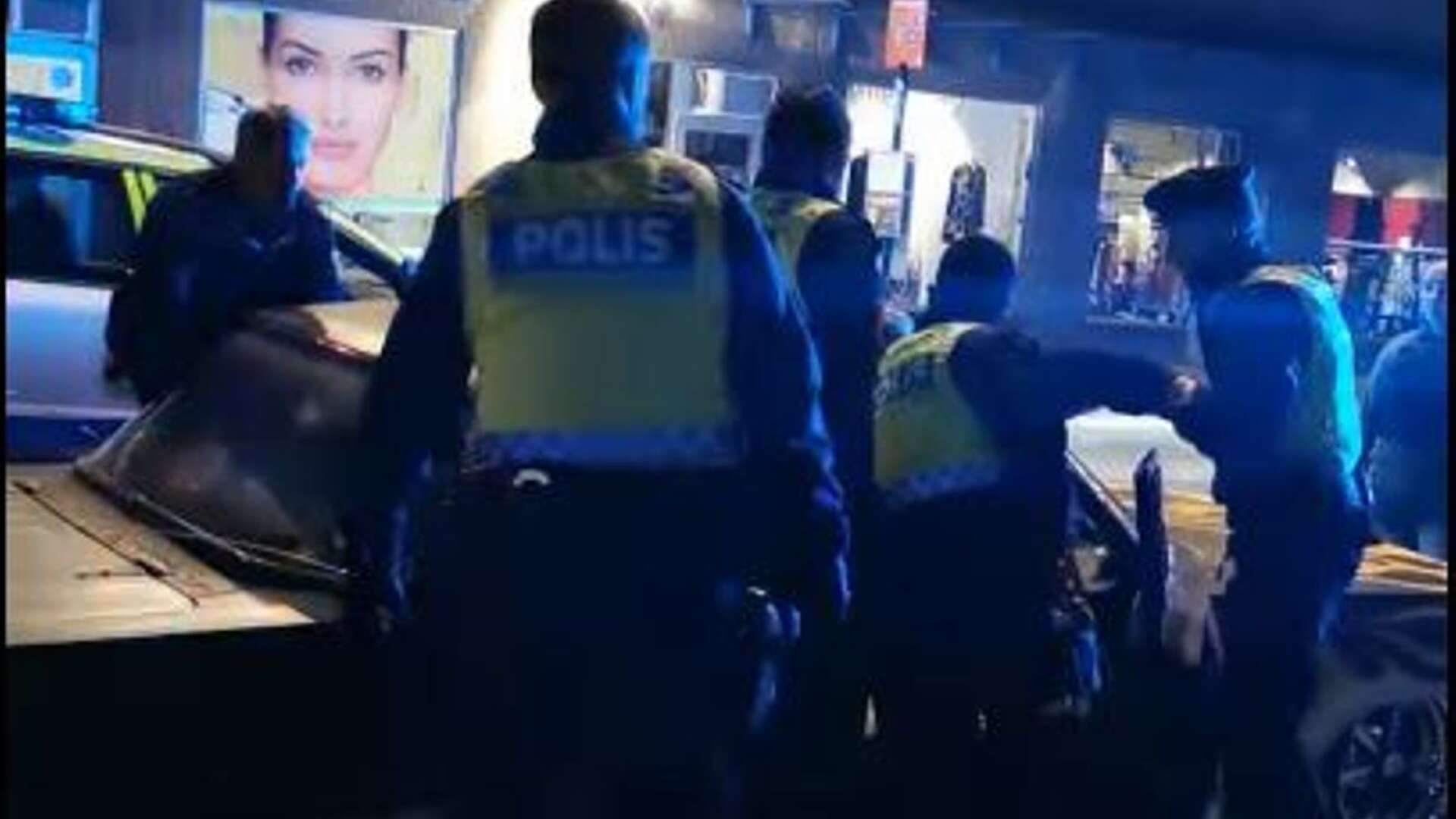 Polisen ingriper mot raggarbilen. Bild tagen från Facebookfilmen.