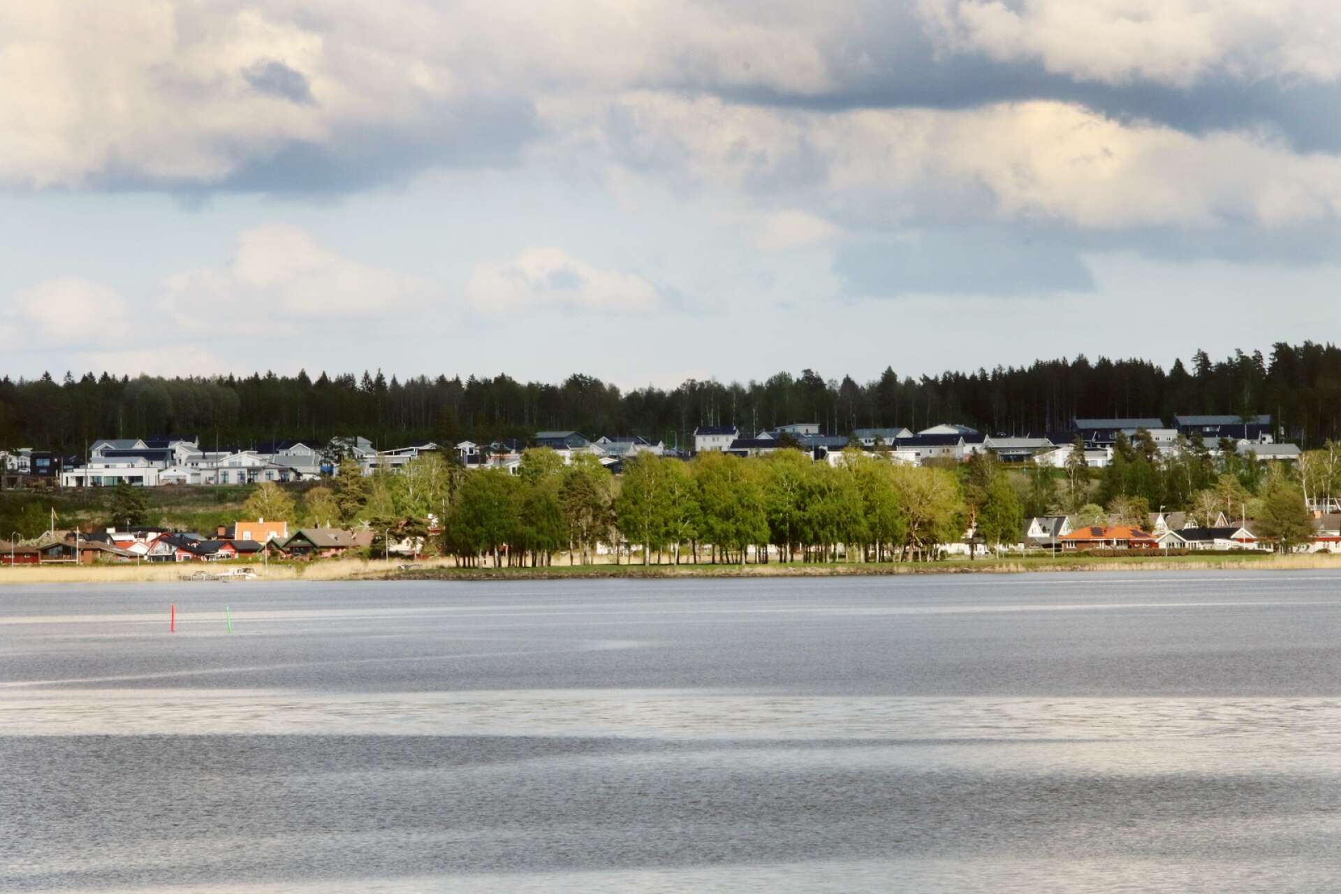 När nya områden ska planläggas som berörs av strandskyddsreglerna krävs omfattande utredningar. I Mariestad gäller utökat strandskydd som sträcker sig 300 meter från Vänerkanten.