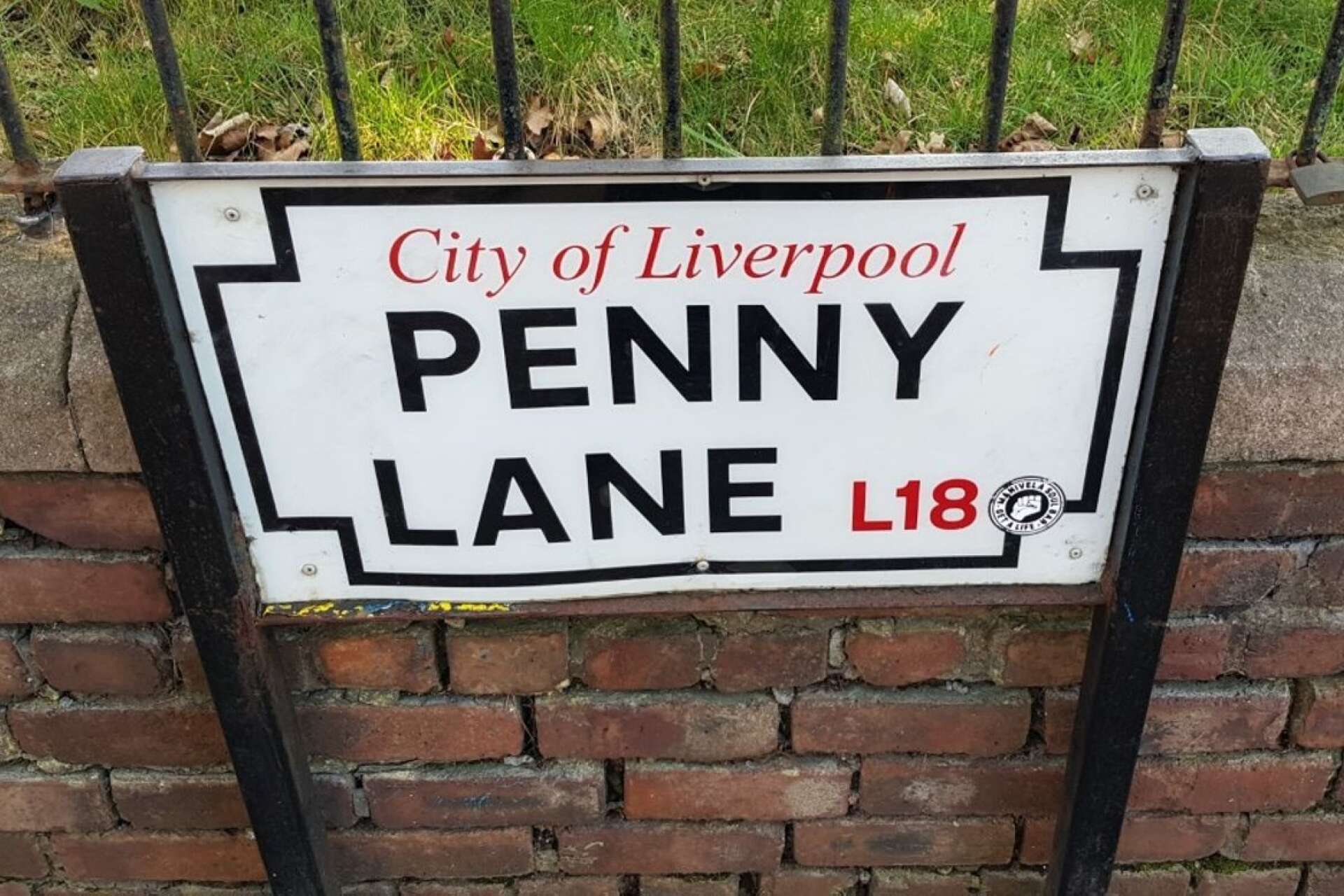 Det finns vägskyltar på Penny Lane som inte är nedklottrade.