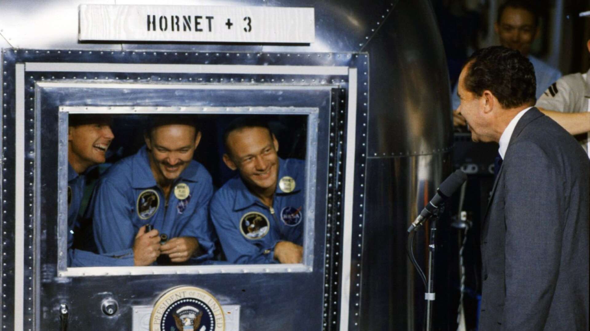 För säkerhets skull sattes Armstrong, Collins och Aldrin i 18 dagars karantän efter hemkomsten. Här hälsar den amerikanske presidenten Richard Nixon på.