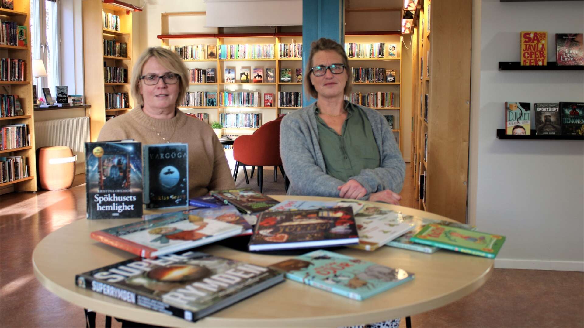 Bibliotekets Carin Wernberger Dahlin och Anna Holmedahl ger boktips inför julen.