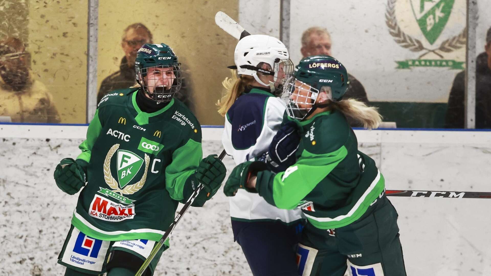 Julia Pettersson (till vänster) har skrivit ett nytt tvåårskontrakt med Färjestad som spelar i damettan västra.