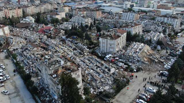 Ödeläggelsen är total i staden Hatay i södra Turkiet efter jordbävningen som skördat tusentals liv.