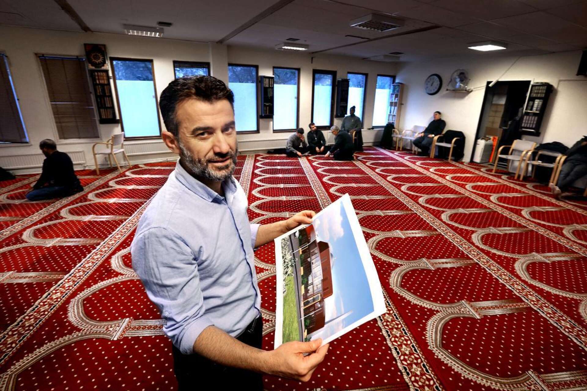 Rauf Ahmadi, talesperson för Islamiska kulturföreningen, visar skissen för det planerade moskébygget på Rud.