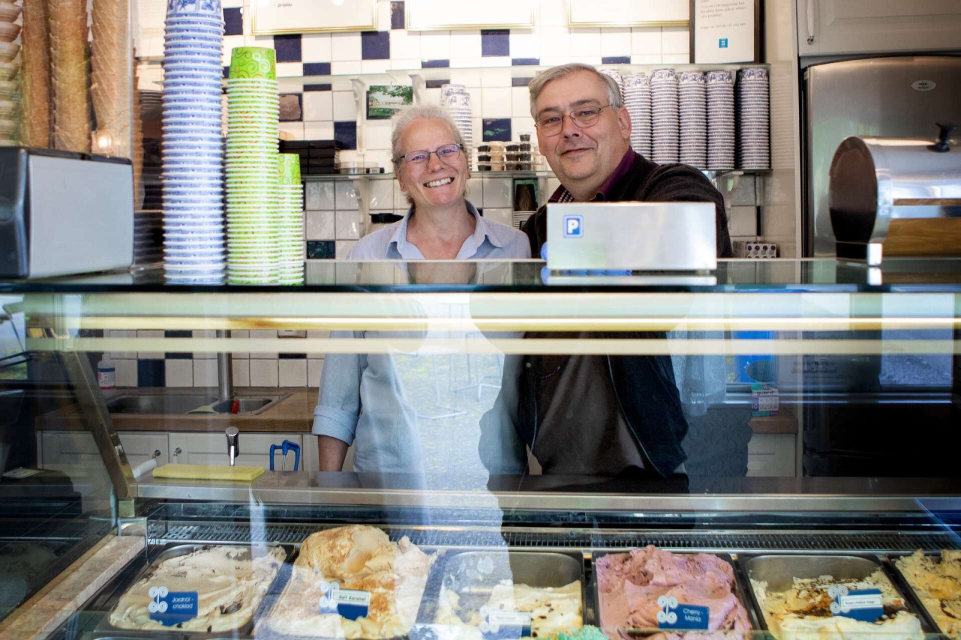 Corrie och Jaco Neerings, som flyttade till Sverige från Holland 2005, trivs med att sälja glass i Grythyttan.