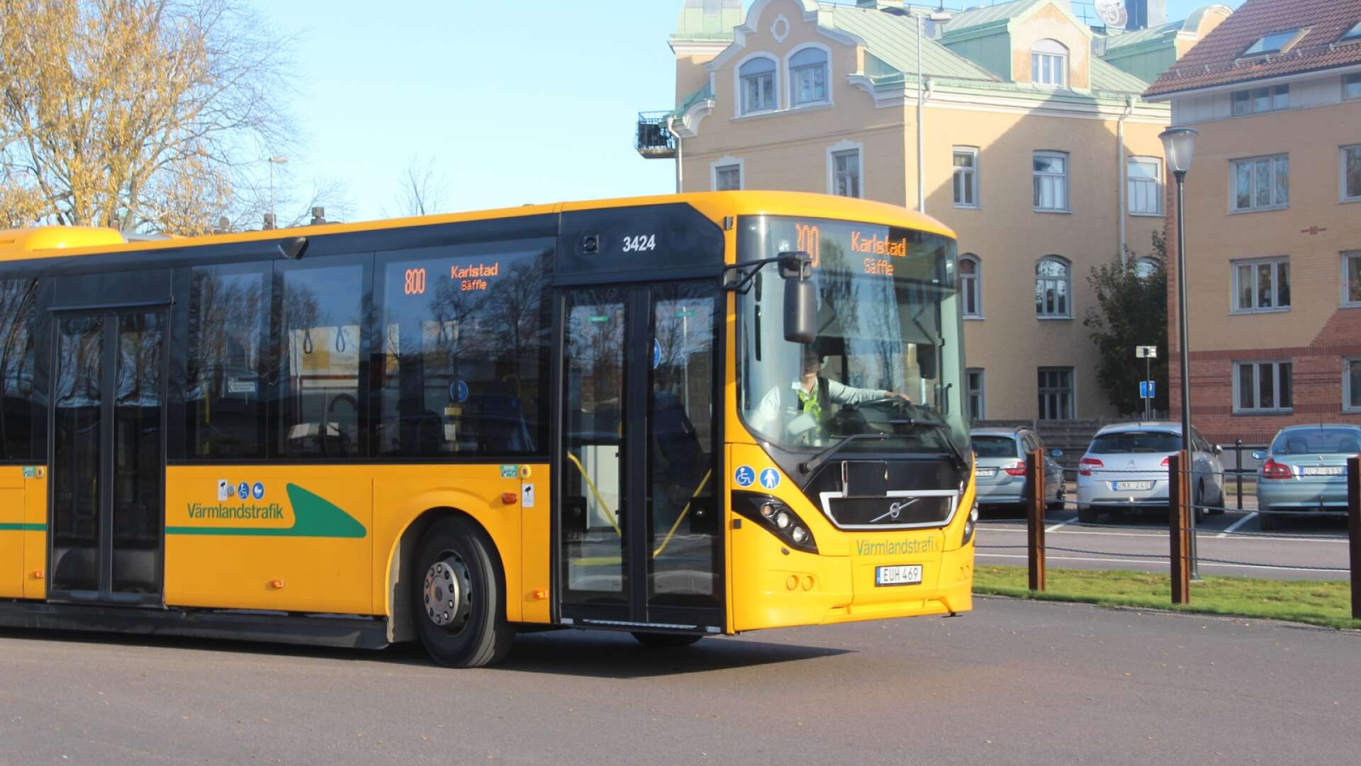 Busslinje 800 som trafikerar sträckan Åmål-Säffle-Karlstad ska ses över. Idag orsakar ett glapp i tidtabellen under morgonen problem för pendlare som börjar arbeta kl sju i Karlstad.
