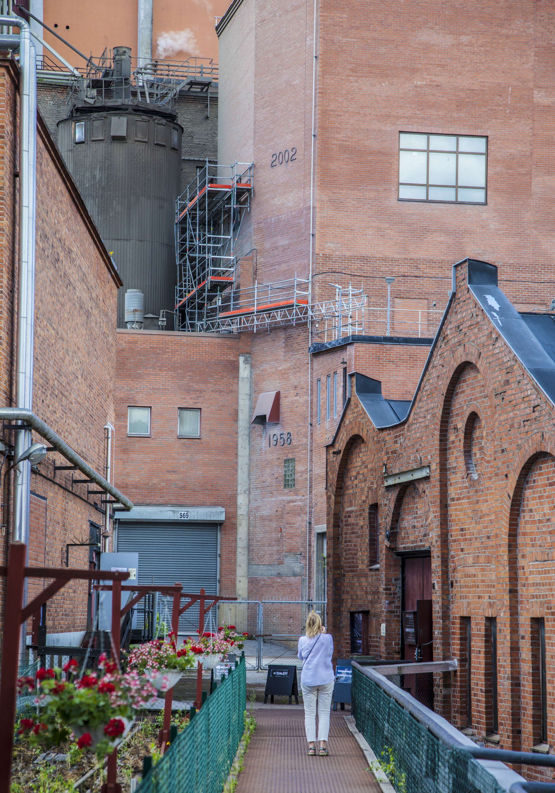 Frövifors pappersbruksmuseum är inrymt i fina gamla tegelbyggnader med det moderna pappersbruket vägg i vägg.