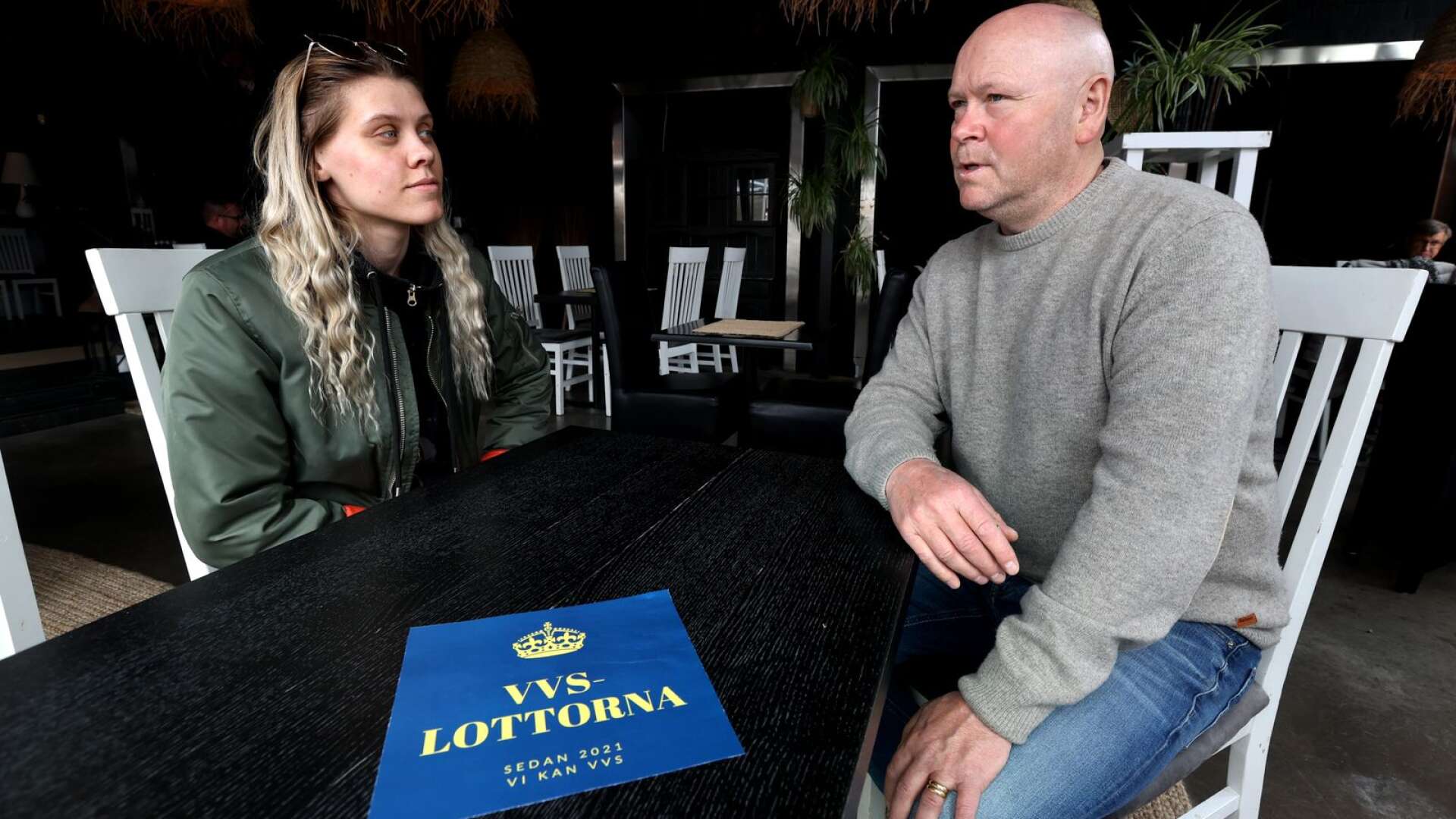 Kjell Enlund erbjuder Therese Gauffin jobb på VVS-lottorna.