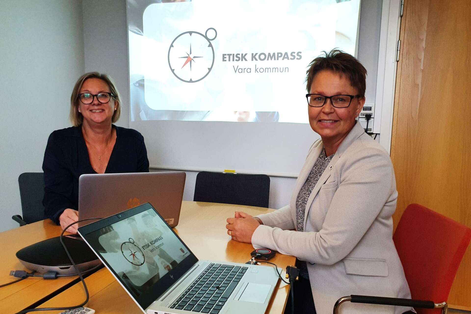 Mona Wallin och Anna Cederqvist förklarar att den etiska kompassen ytterst handlar om att ge bättre service till invånarna.