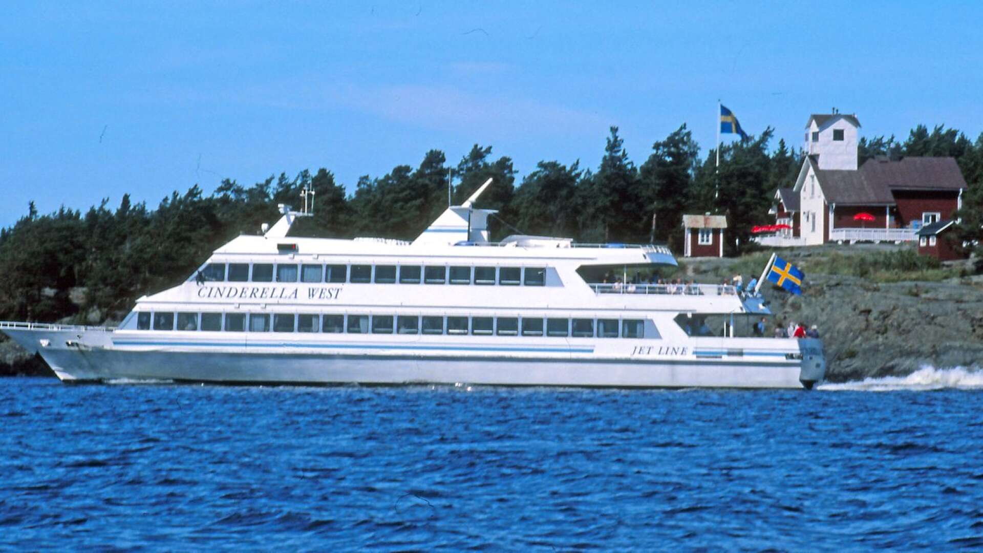 Det största av alla fartyg som transporterat turister från och till Säffle är Cinderella West. Det skedde sommaren 1990. Trafiken skulle gå från Lidköping till Hällekis och därifrån till Läckö slott. Sedan skulle båtresan fortsätta till Lurö, Åmål och Duse camping i Säffle. Därifrån skulle man inom loppet av sex timmar kunna göra en rundtur på Vänern.