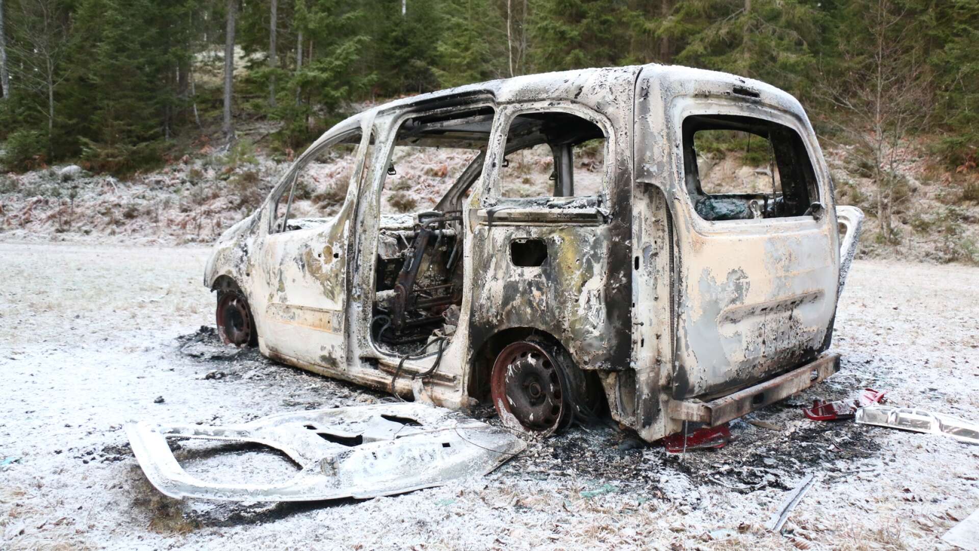 Det var i december förra året som en man misshandlades vid Danshöjden, strax utanför Bengtsfors. I samband med händelsen sattes mannens bil i brand. 