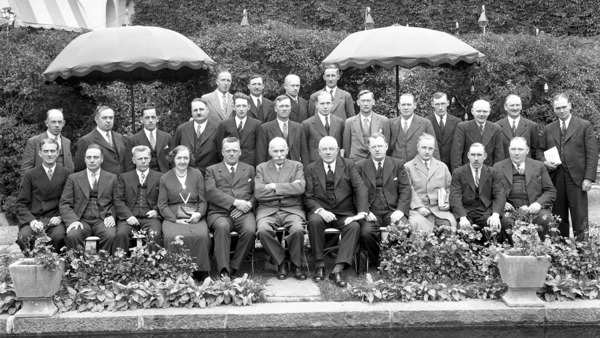 Mestadels kostymklädda ledamöter av landstingsfullmäktige år 1934, där endast en i samlingen var kvinna. Bilden är tagen nedanför Statts hotellterrass.