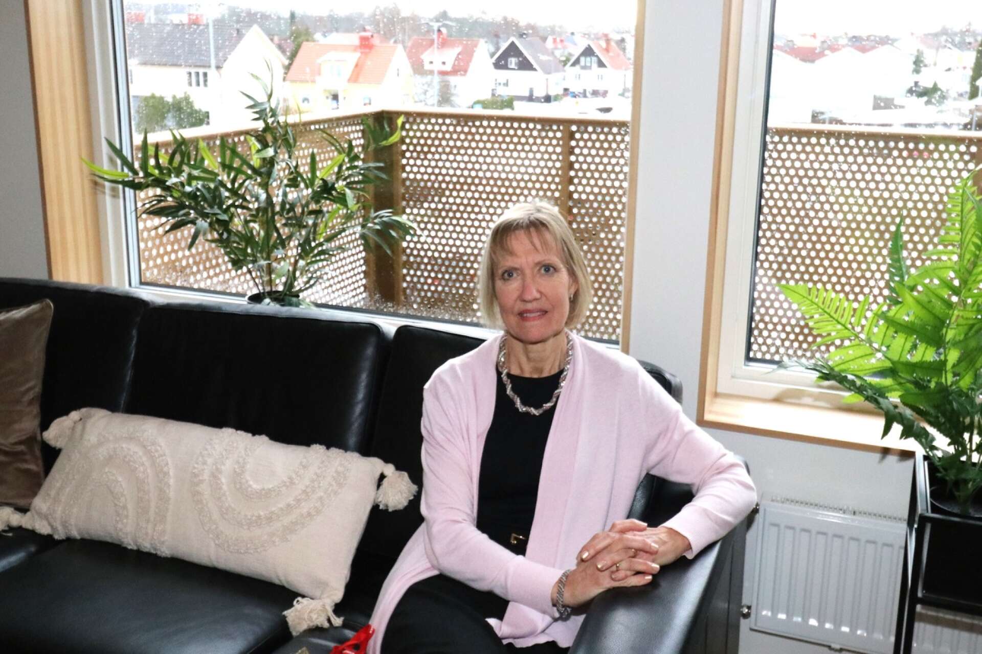 Kristina Fransson, biträdande rektor på Rösparksskolan, har slagit sig ner i en av de bekväma sofforna i det rymliga lärarrummet.