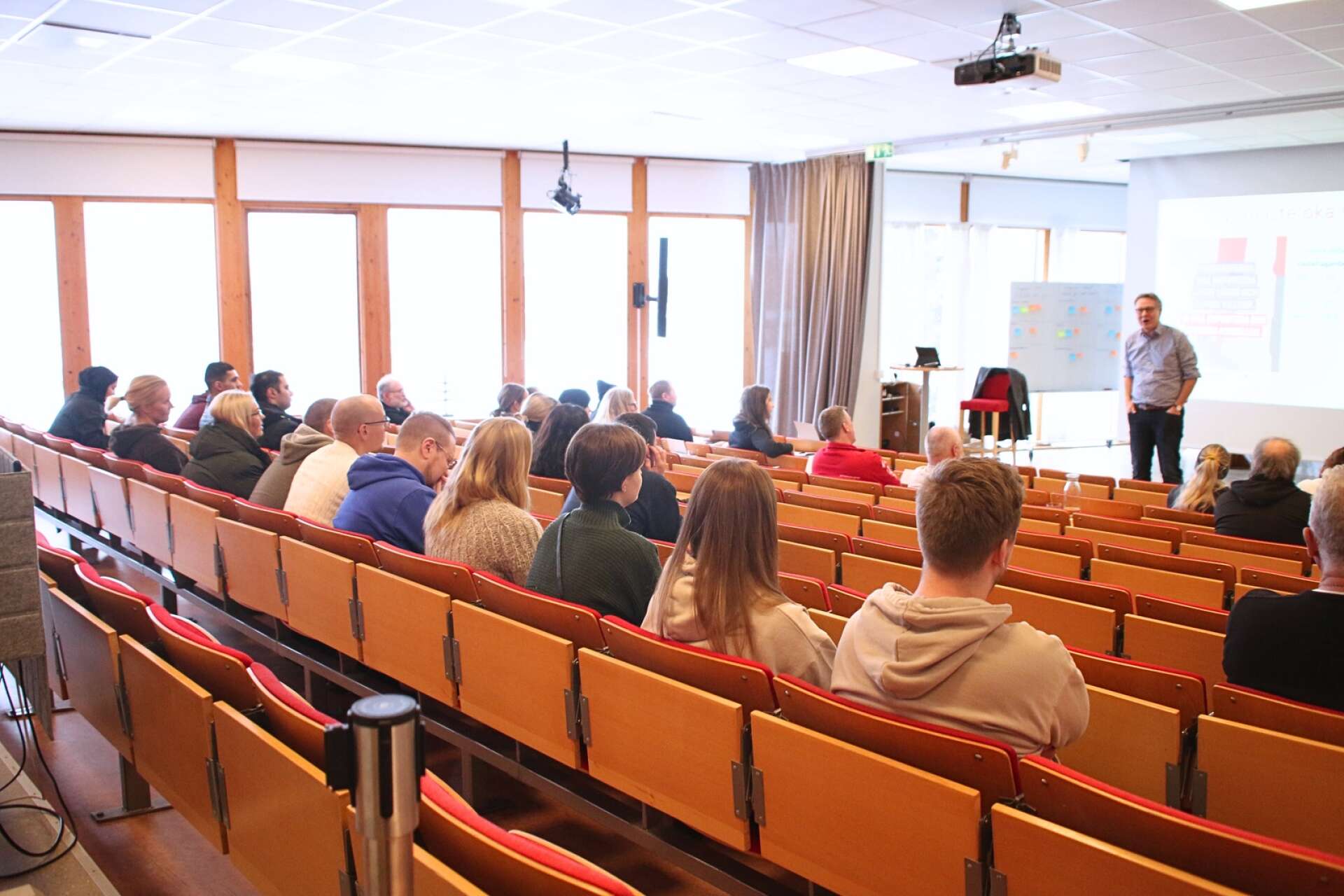 Ett trettiotal personer samlades i aulan vid Karlskoga folkhögskola för att lyssna på föreläsningen. 