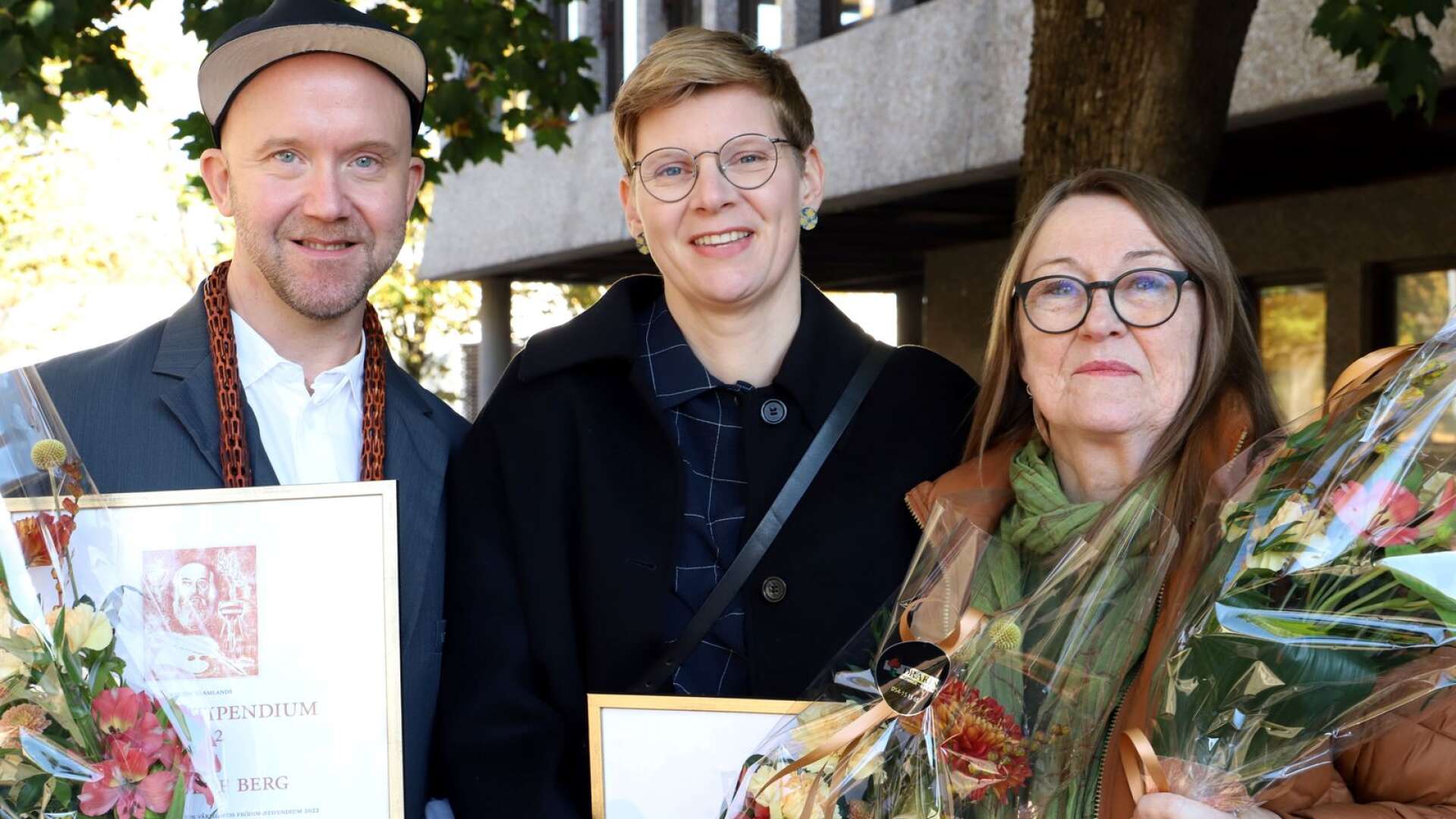 Carl Olof Berg får 2022 års regionala Frödingstipendium, medan folkrörelsestipendiet landar hos Arvika konsthantverk, vars ordförande Margareta Björkäng Eriksson och Kristine Thenman tog emot priset.