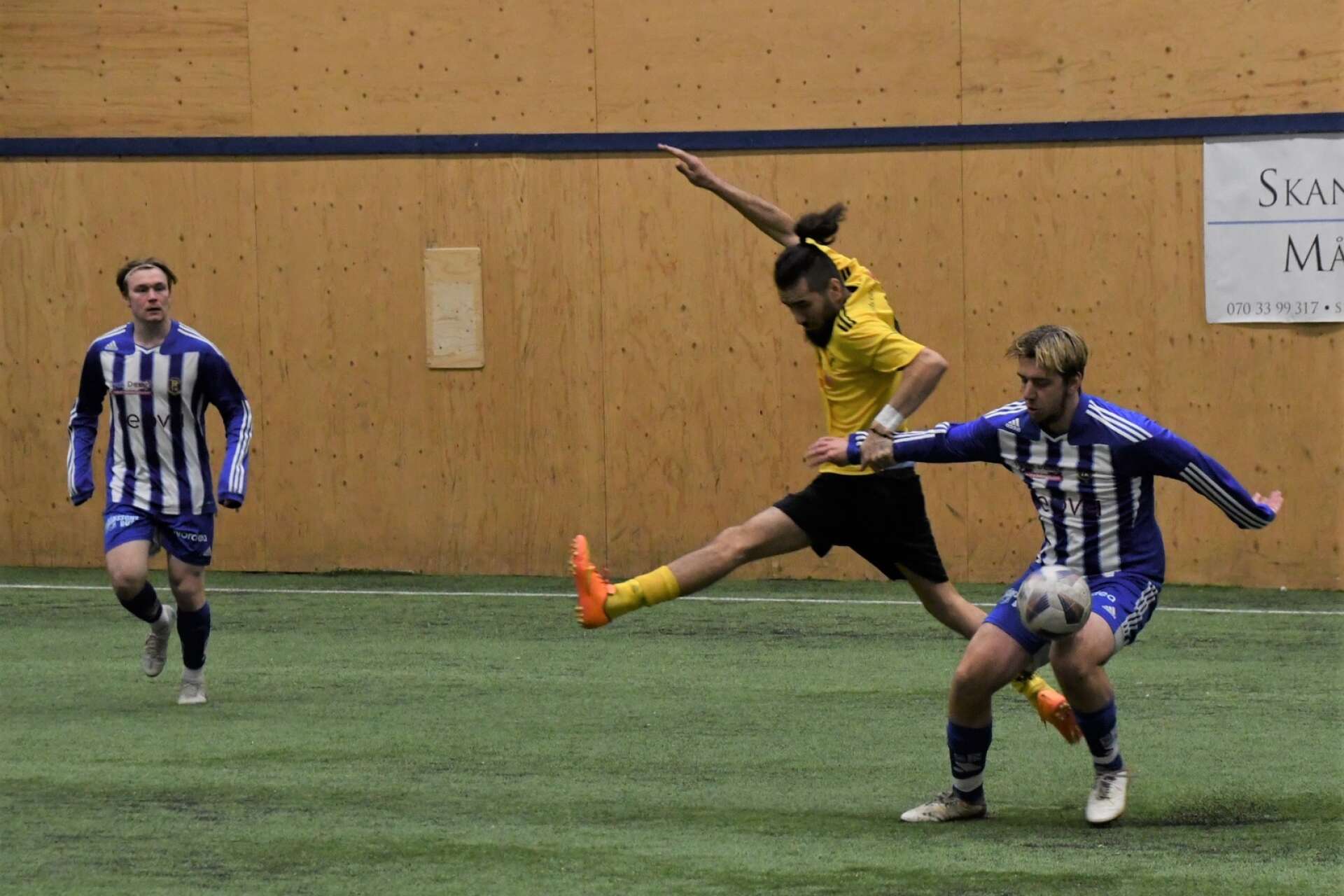 Kamp om bollen mellan Lysvik och Rottneros. Matchen vann RIK med 1-0.