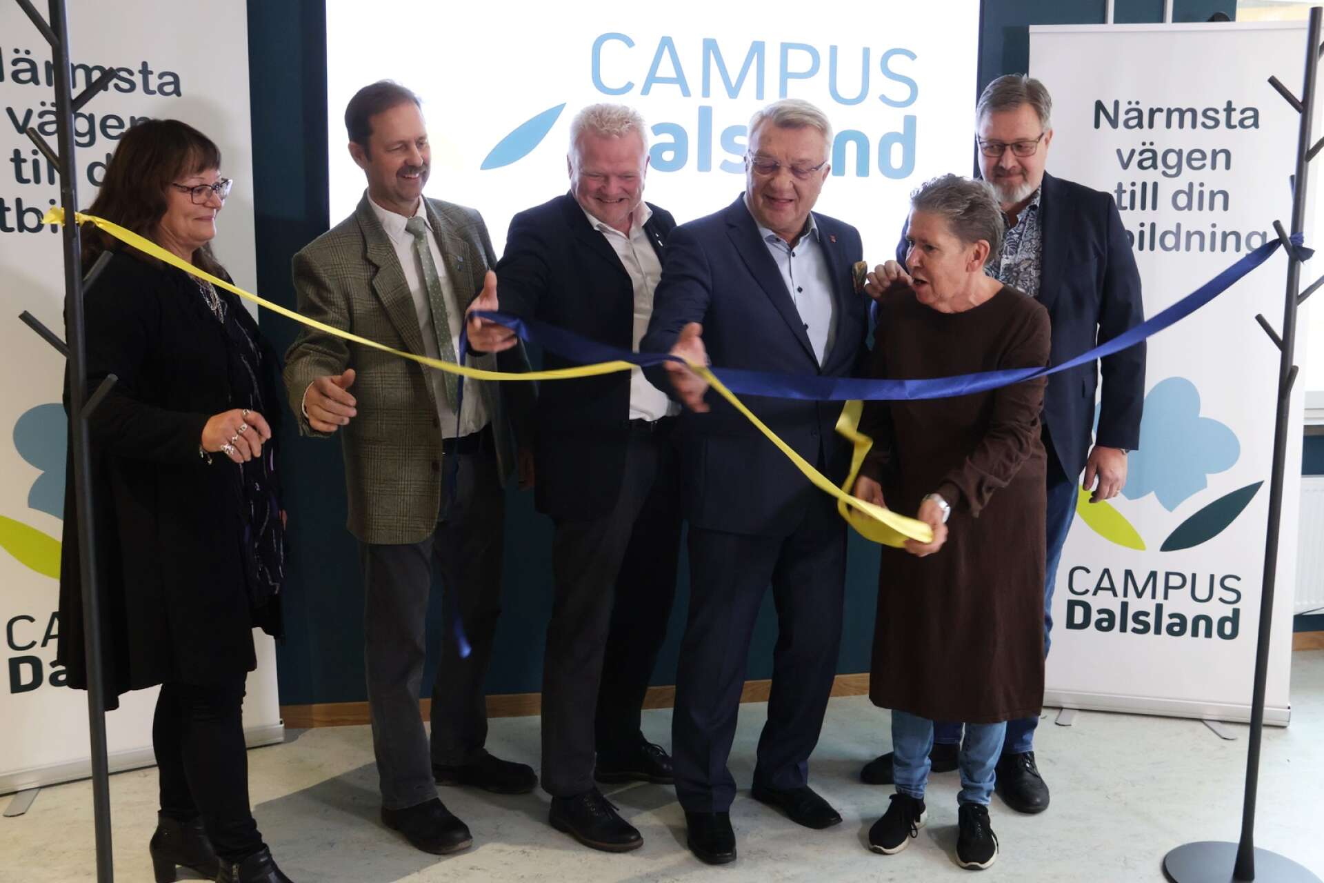 Dalslands kommunalråd och toppolitiker lossade gemensamt på den blågula rosetten och därmed var Campus Dalsland invigt.