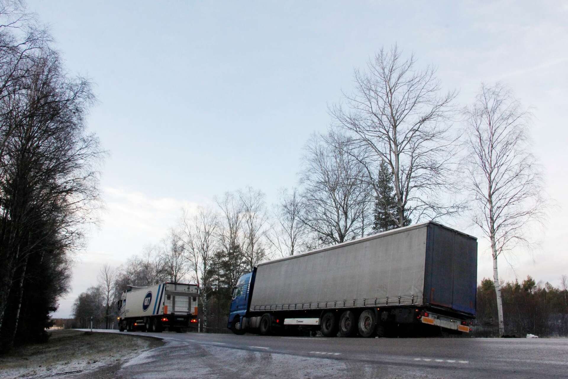 Bilar och lastbilar åkte i diket på flera ställen under måndagsmorgonen. Lastbilen på bilden hade kört av väg 172 strax söder om Bäckefors. 