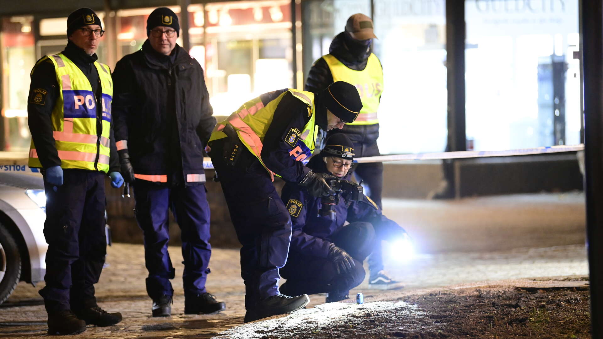 Polisens tekniker på plats under onsdagen i centrala Vetlanda där en man attackerade flera personer med ett tillhygge.