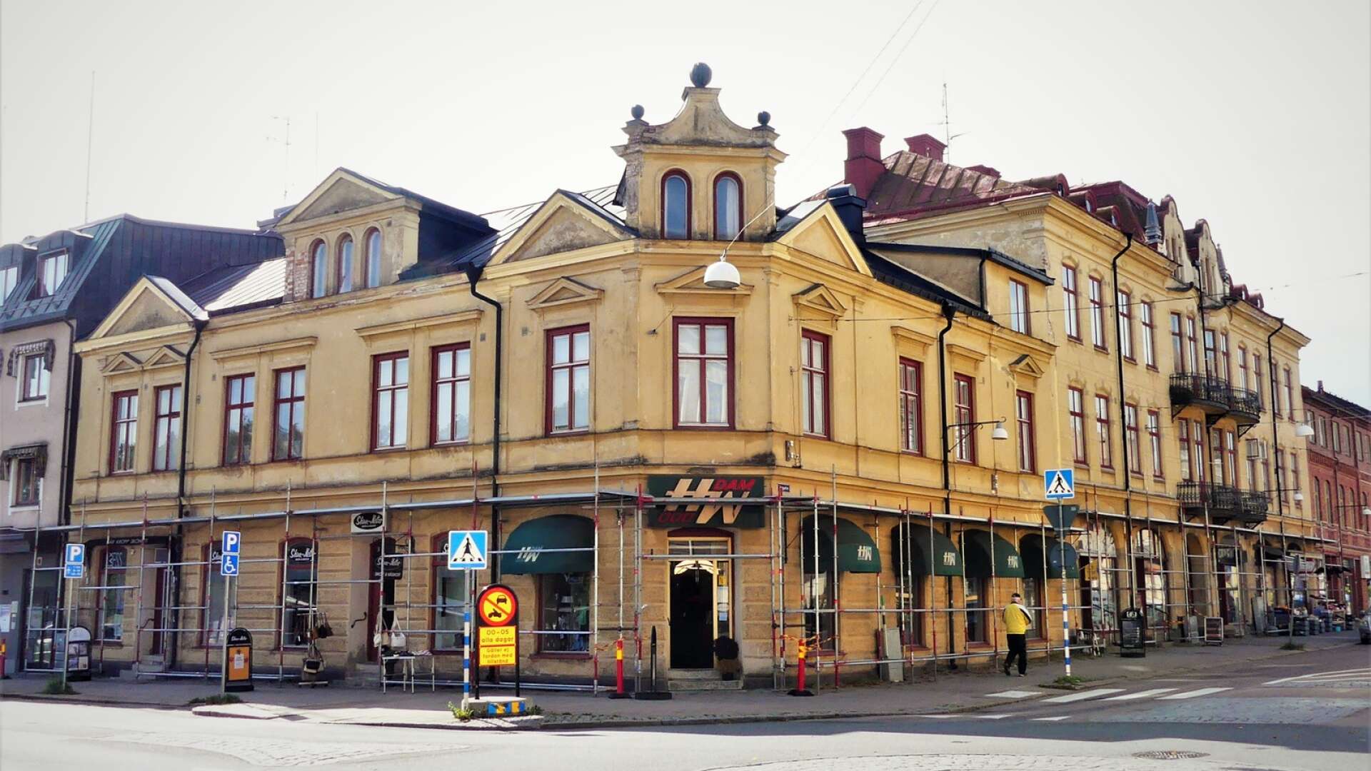 Kommunen trycker på för renovering av Karlströmska huset, nu genom vite.